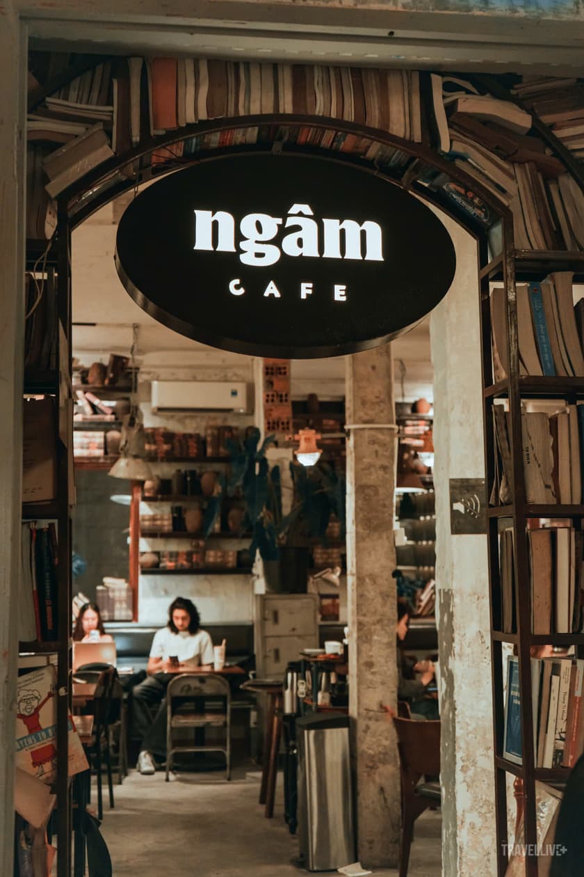밤에 빛나는 타원형 ngâm CAFE 간판