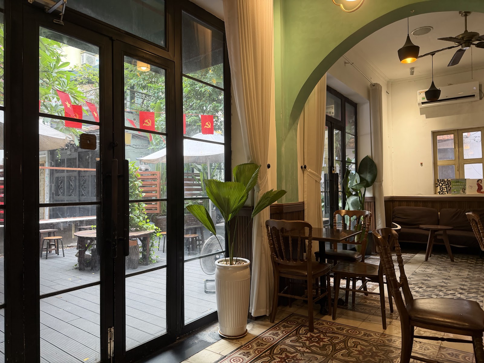 Không gian trong nhà với nền gạch bông hoa văn nhìn ra sân