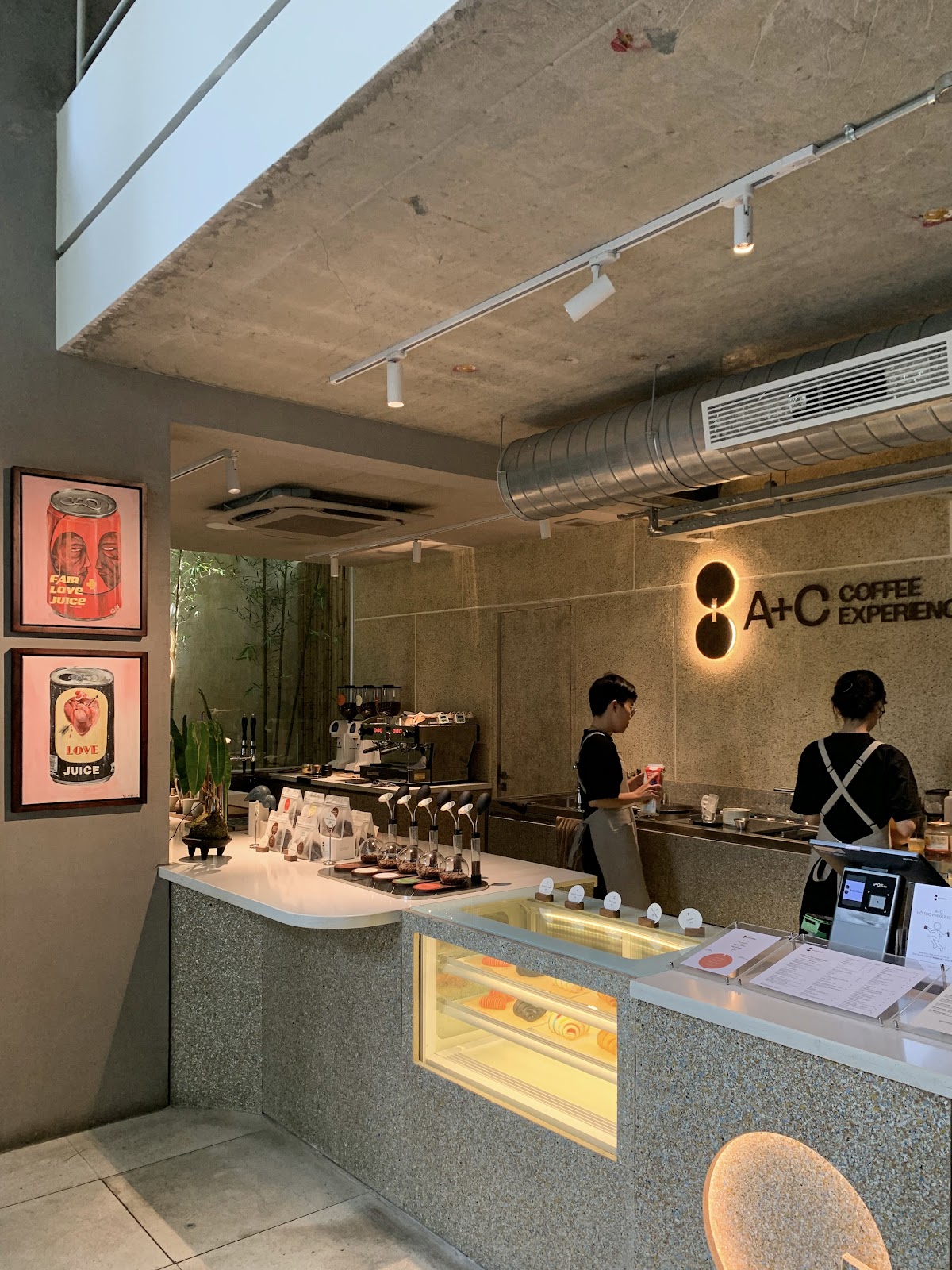 에스프레소 머신과 팝아트 캔