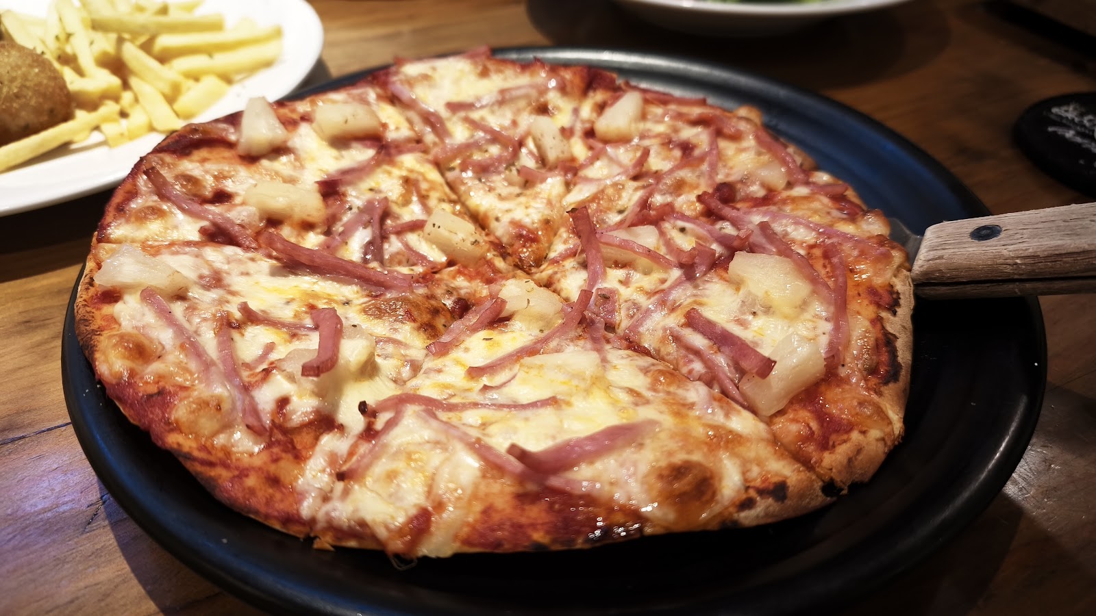 Pizza Hawaii với thịt xông khói và thơm