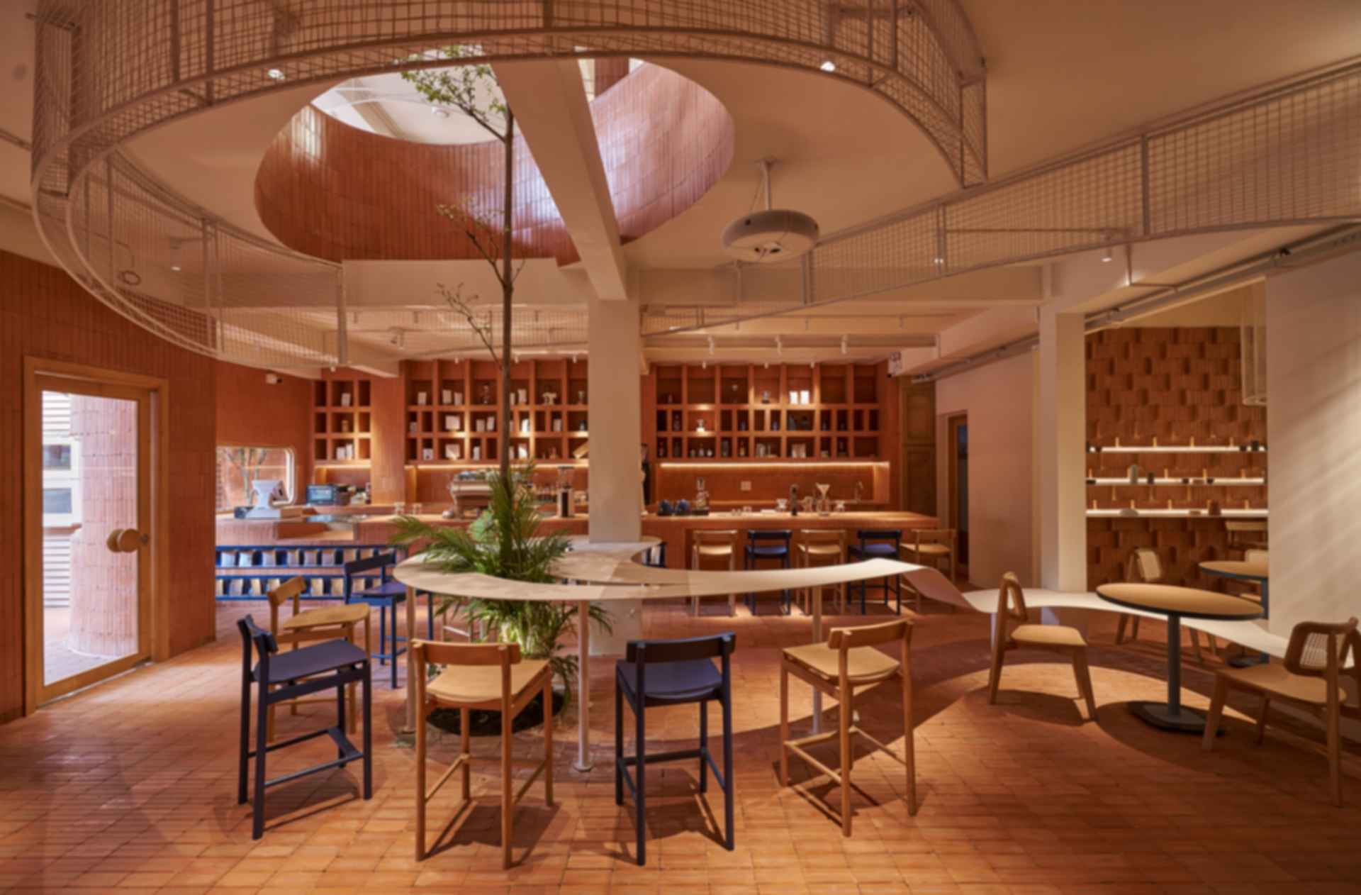 Anh Coffee Roastery의 라탄 의자와 대리석 테이블 좌석 공간