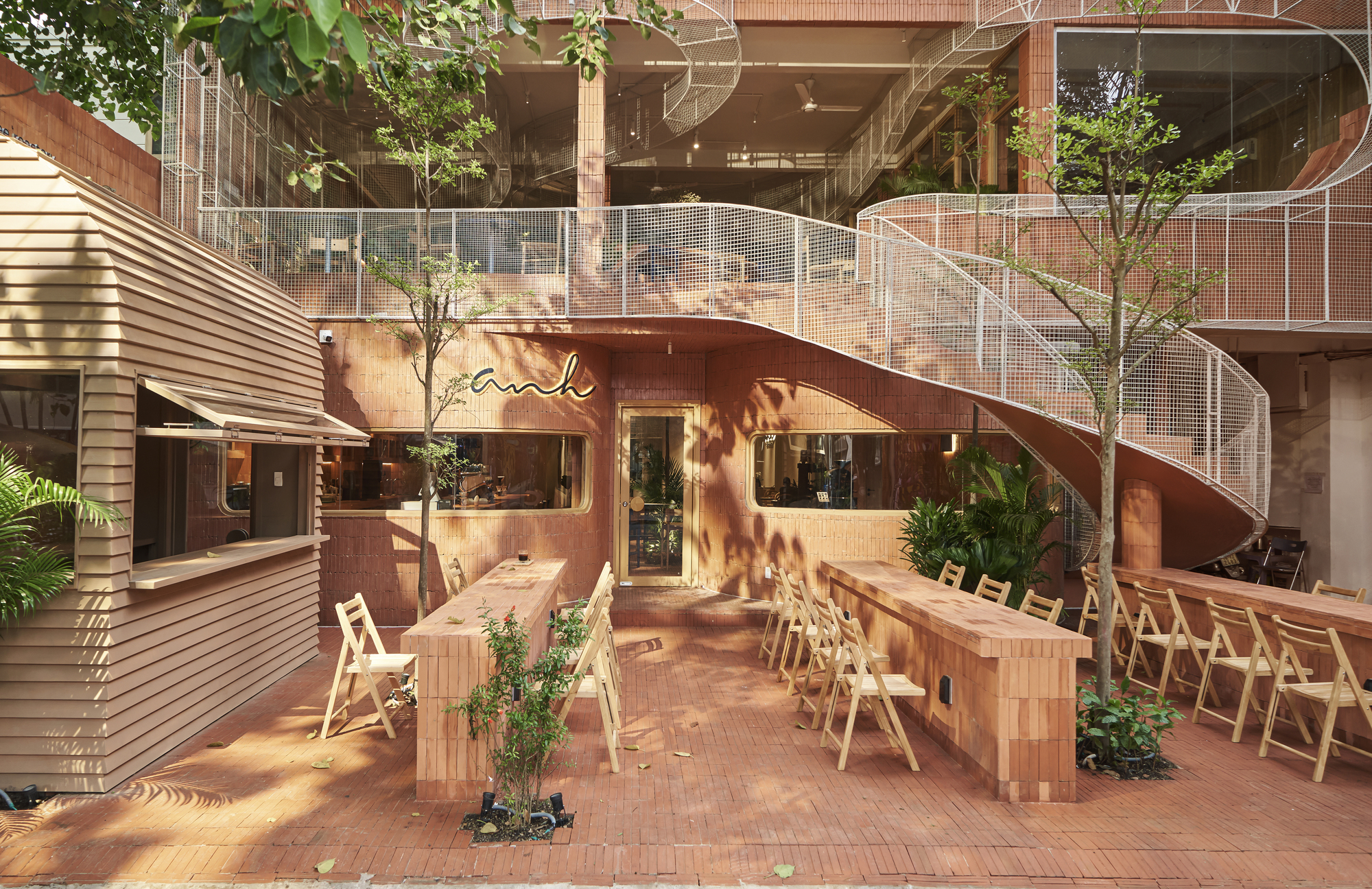 Anh Coffee Roastery 내부의 흰색 철망 리본 계단