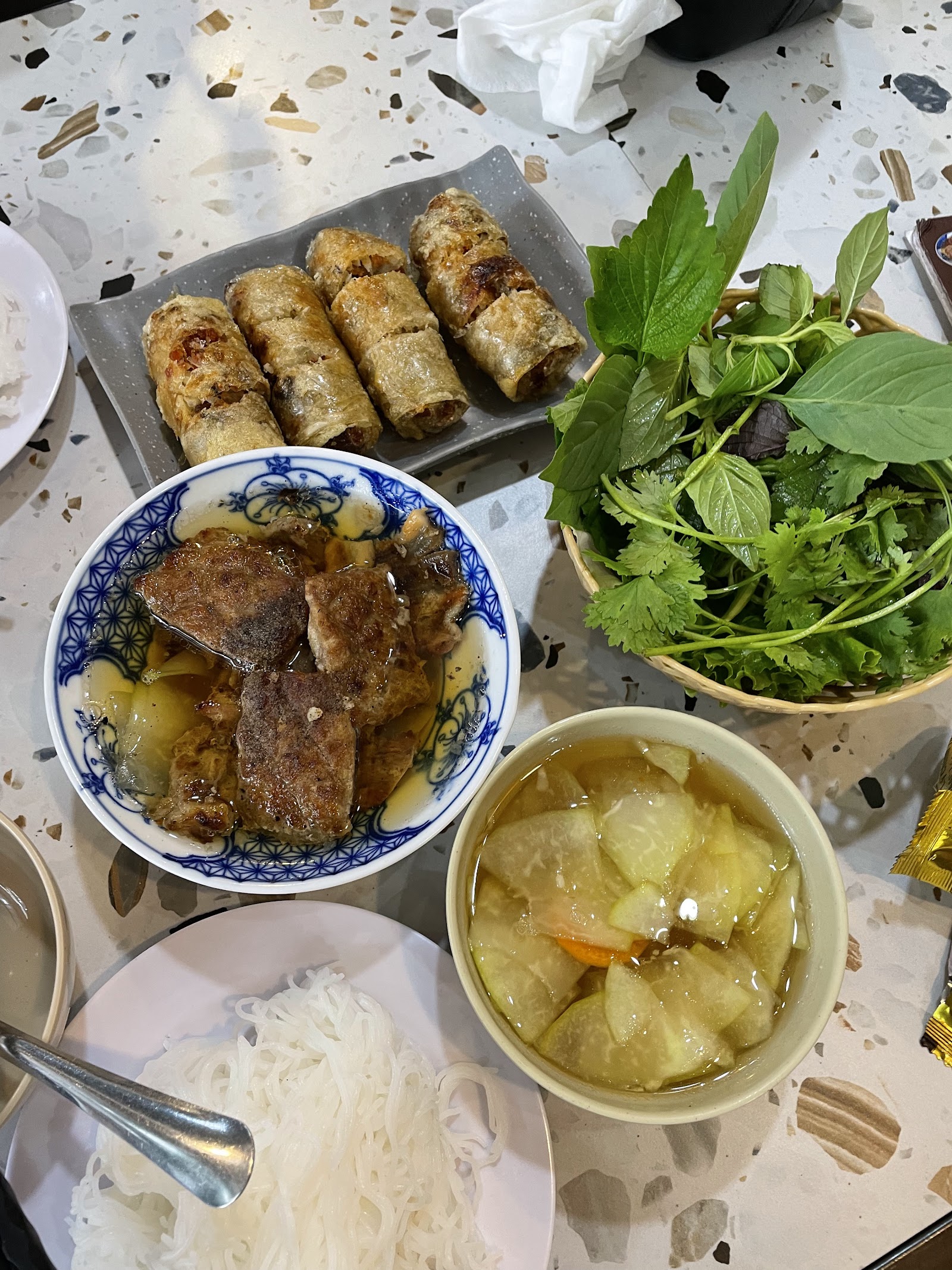 Mẹt bún chả — bún, thịt nướng than, rau sống và nước mắm chua ngọt