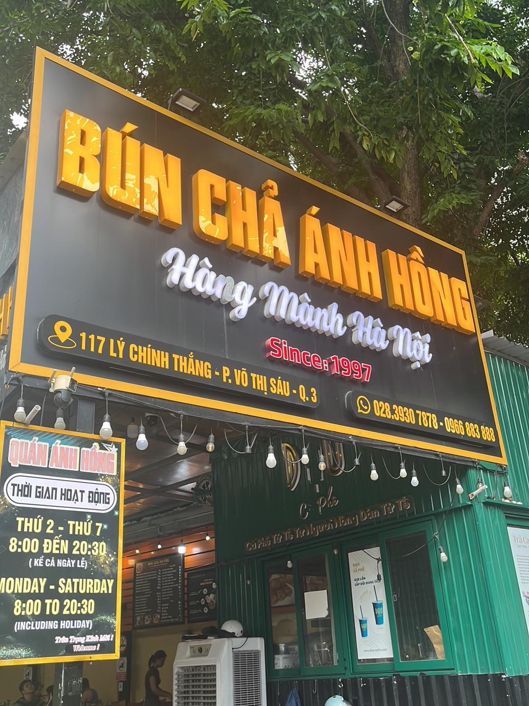 Mặt tiền quán — bảng hiệu đen–vàng BÚN CHẢ ÁNH HỒNG, 117 Lý Chính Thắng – Q.3, Since 1997