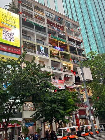 Mặt tiền The Cafe Apartments, 42 Nguyễn Huệ — khối nhà thập niên 1960