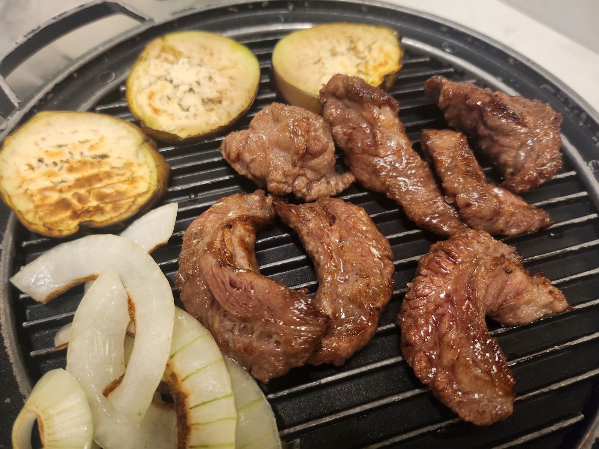 Thịt nướng trên bếp tại Arirang BBQ