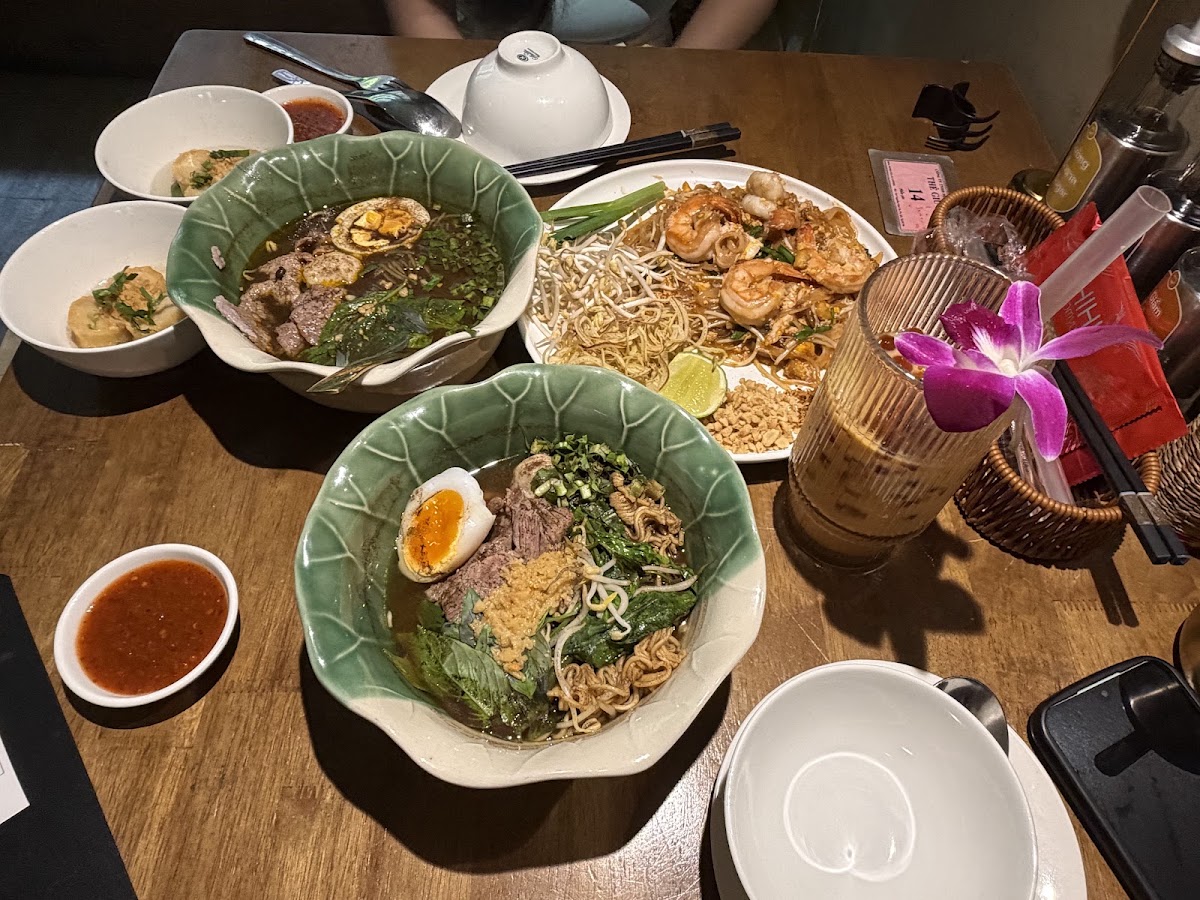 Một bàn đầy món