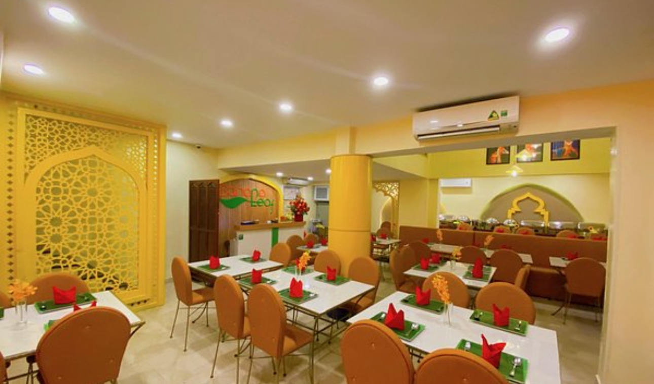 Sảnh ăn với rèm lưới vàng hình vòm