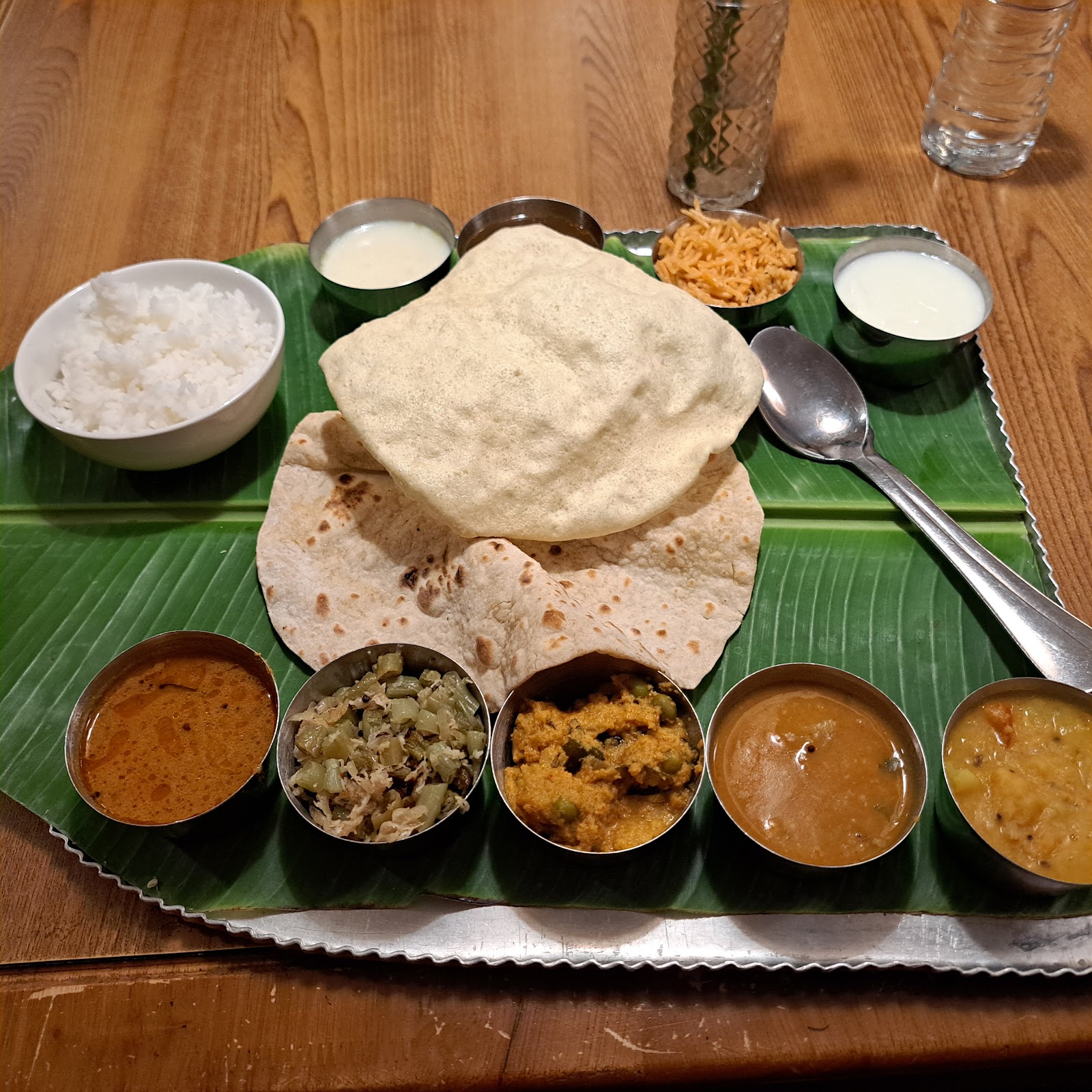 Mâm thali dọn trên lá chuối