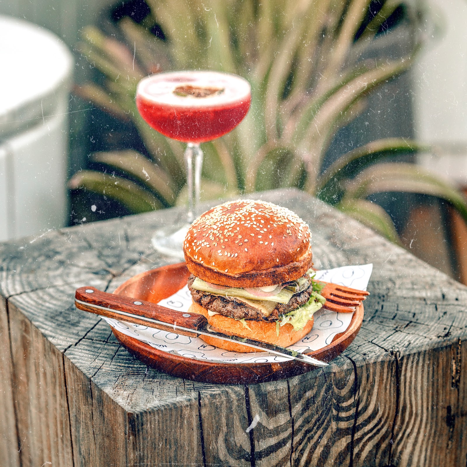 Smash burger và cocktail từ bếp Banana Mama