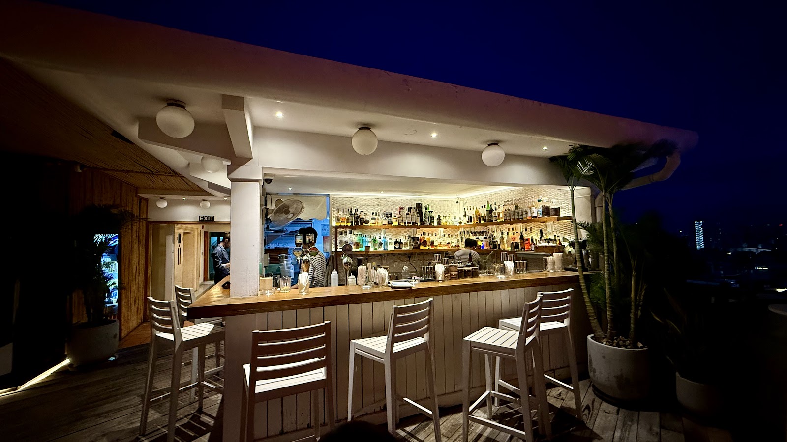 Quầy bar trong nhà với sắc teal nhiệt đới và gỗ
