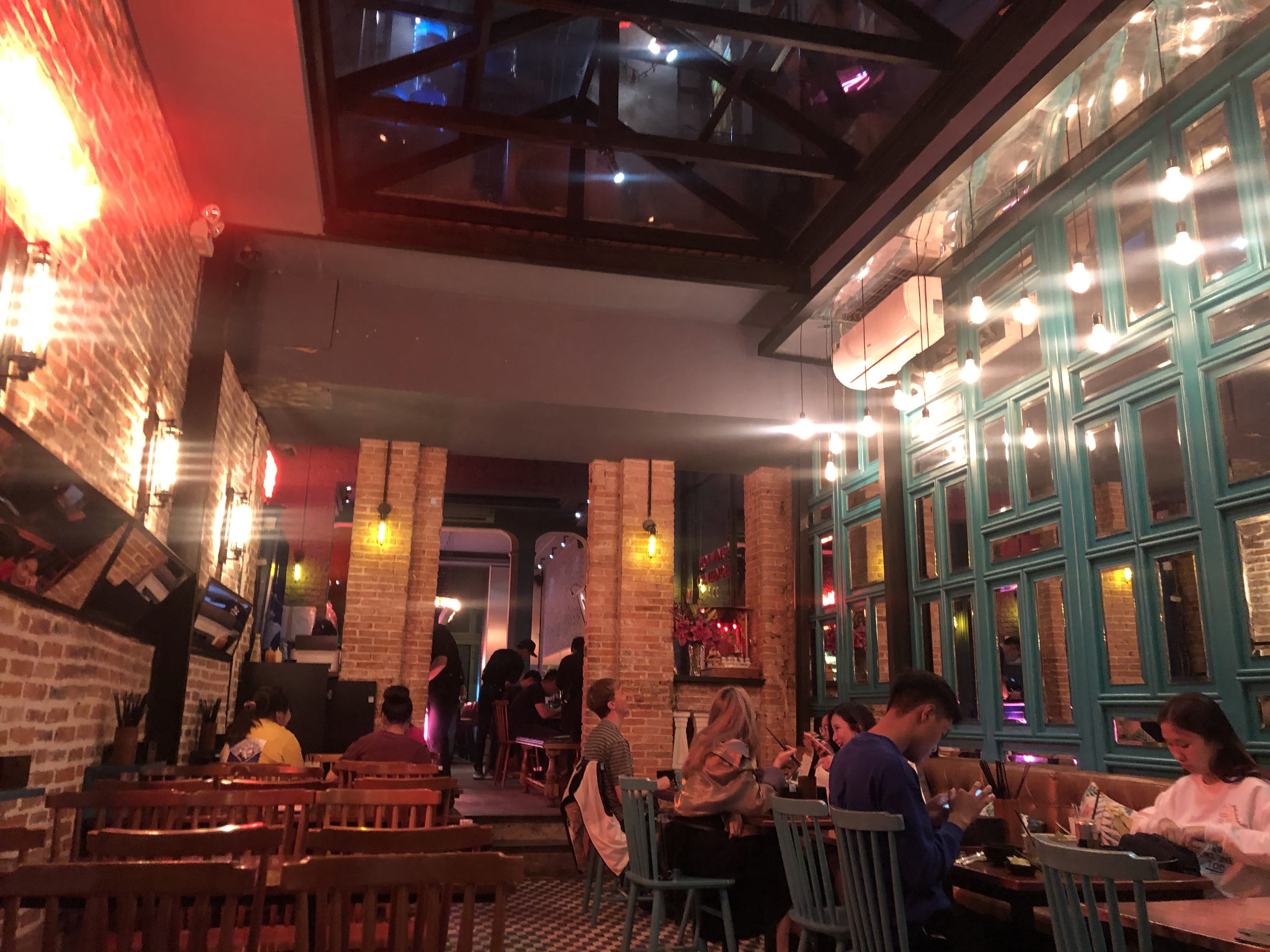 Ánh đèn neon đỏ