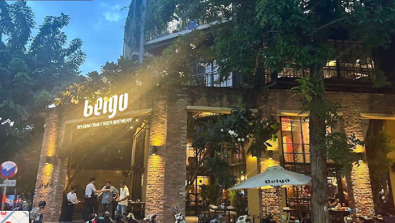 황혼의 Belgo 파사드, 나무와 야외 테이블
