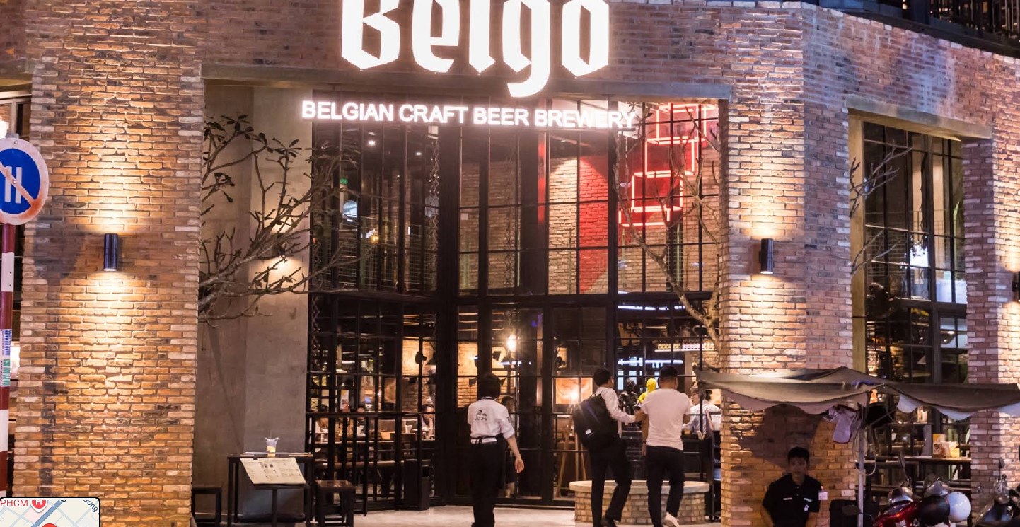 밤의 Belgo 파사드