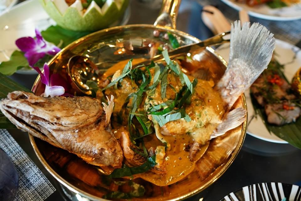 Cá kho cà ri trong nồi đồng