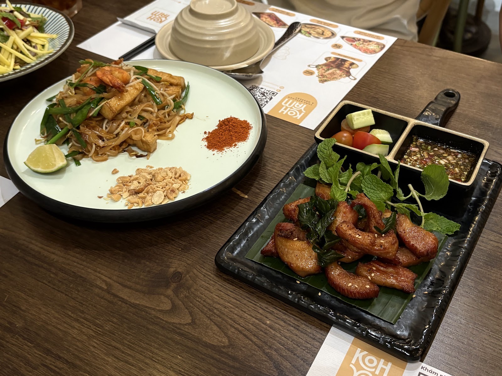 Pad Thai tôm và thịt heo nướng ăn kèm nước chấm