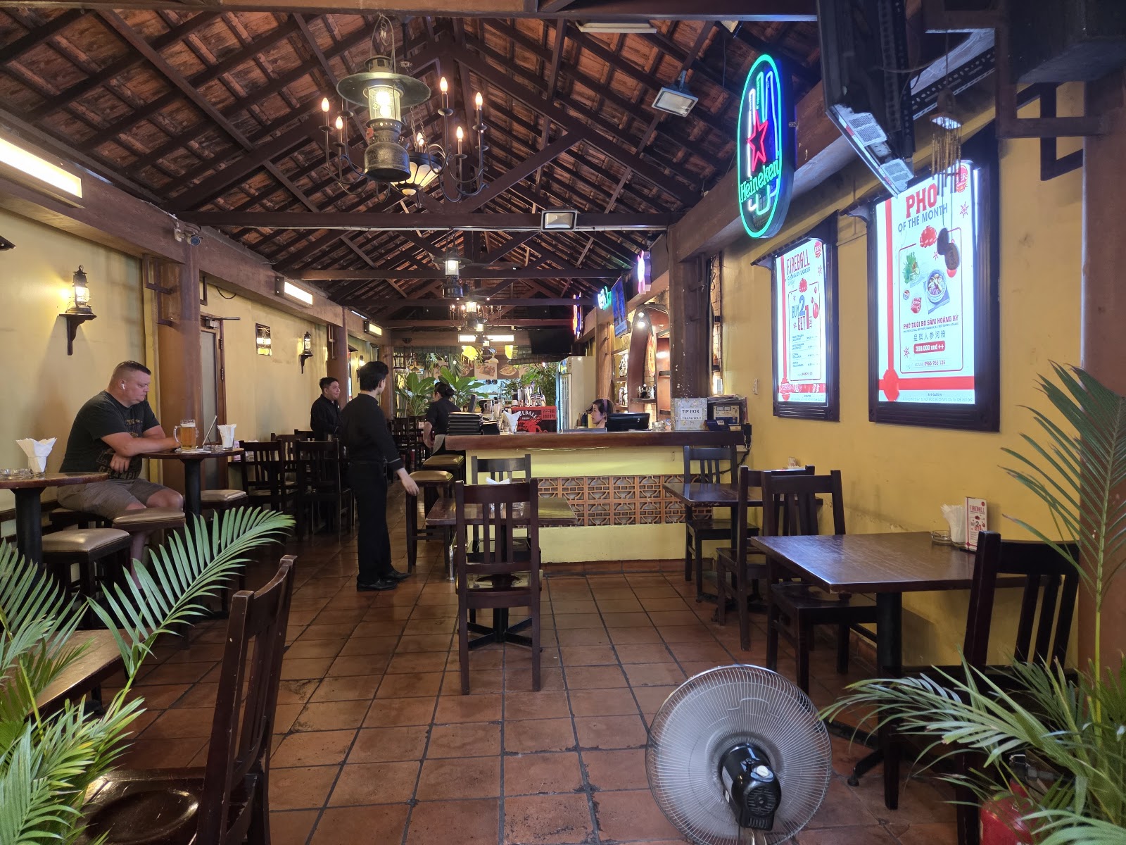 Không gian mái gỗ mở của Bier Garden