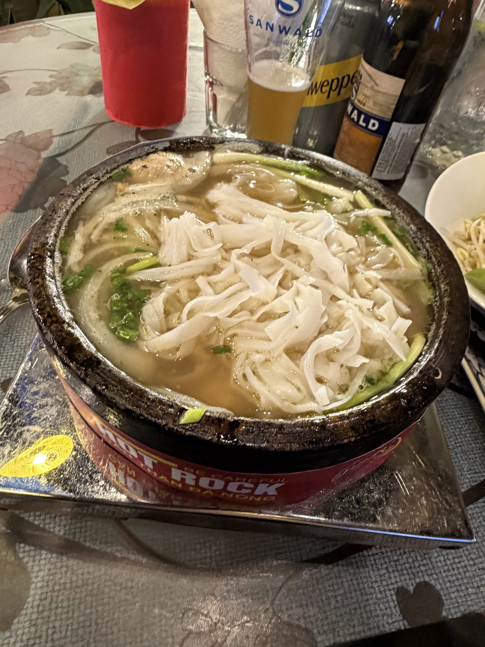 Phở đá nóng hổi