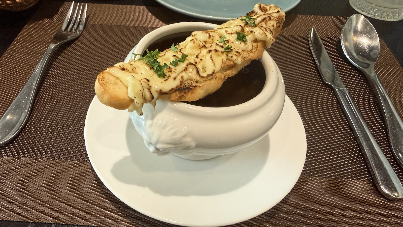 황금빛 치즈 크루통을 얹은 프렌치 어니언 수프, 사자 머리 손잡이 뚜레엔 (Thanh Hai Ng 손님 사진, 2026년 10월)