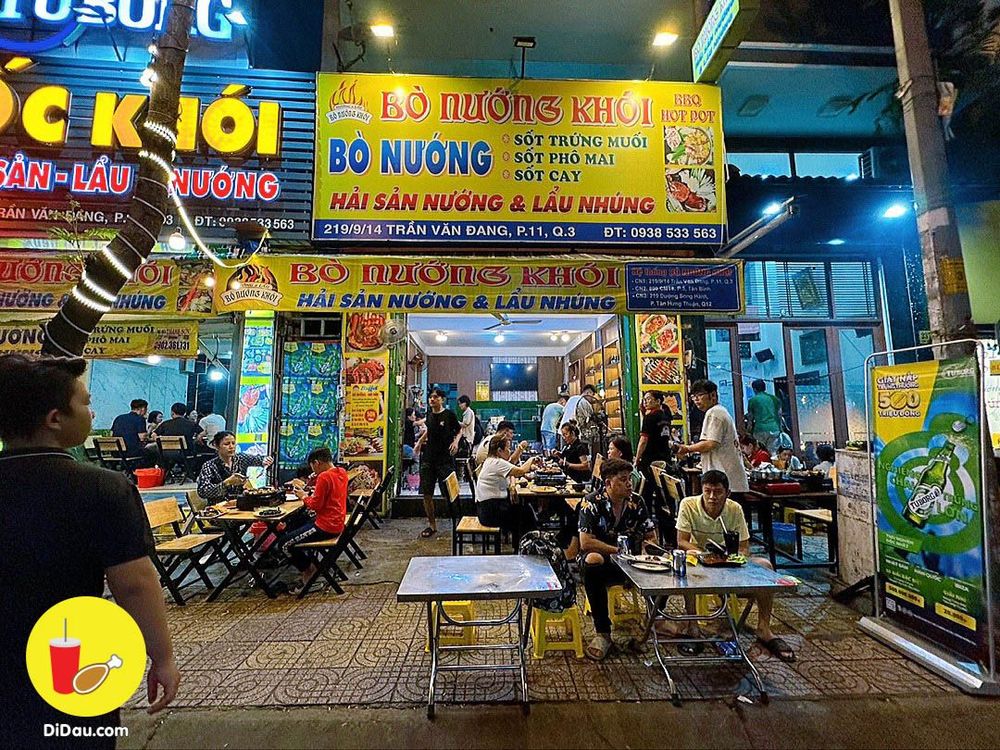 Cận cảnh bảng hiệu vàng BÒ NƯỚNG KHÓI