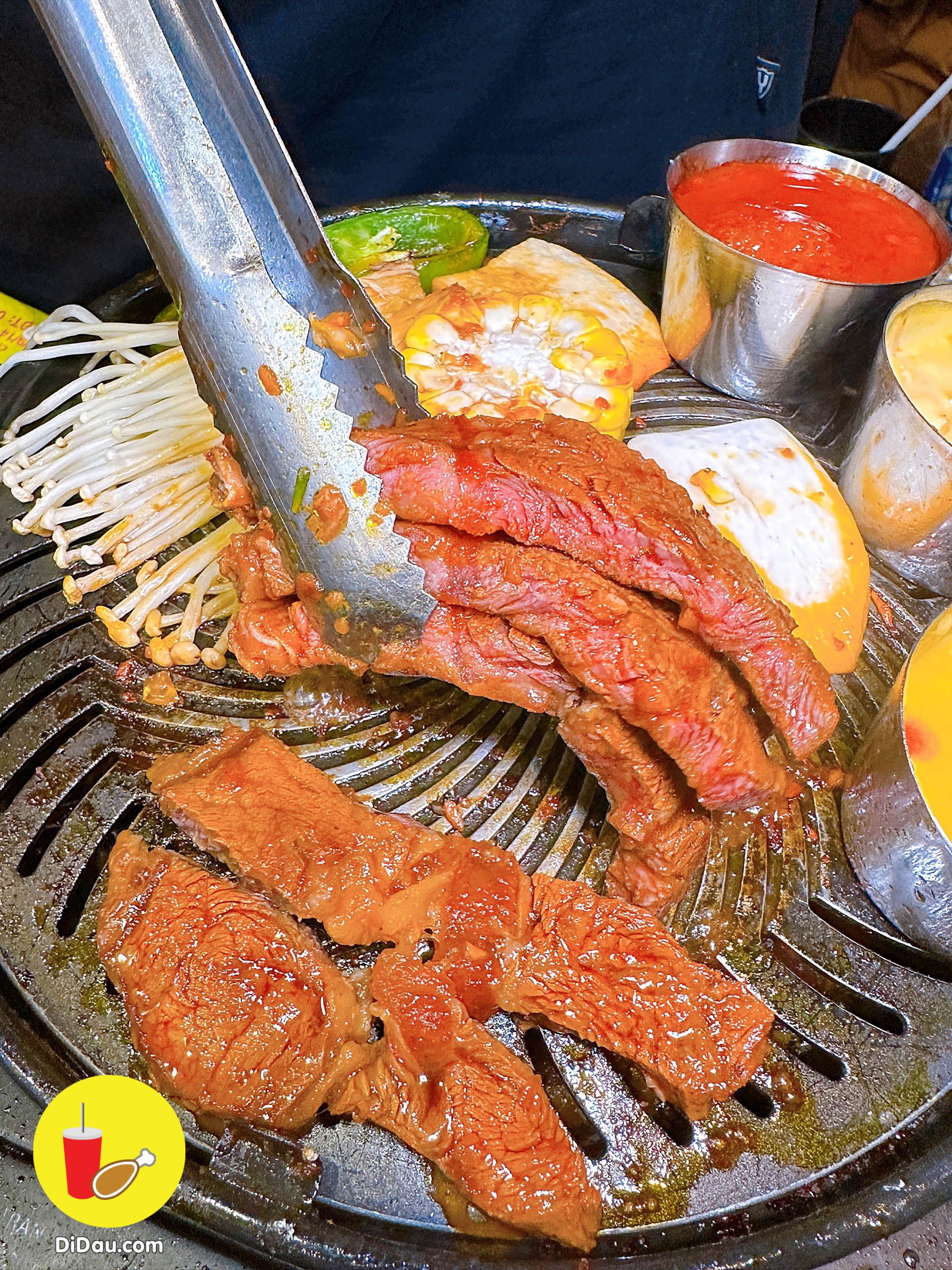Thịt bò nướng xèo xèo trên vỉ than