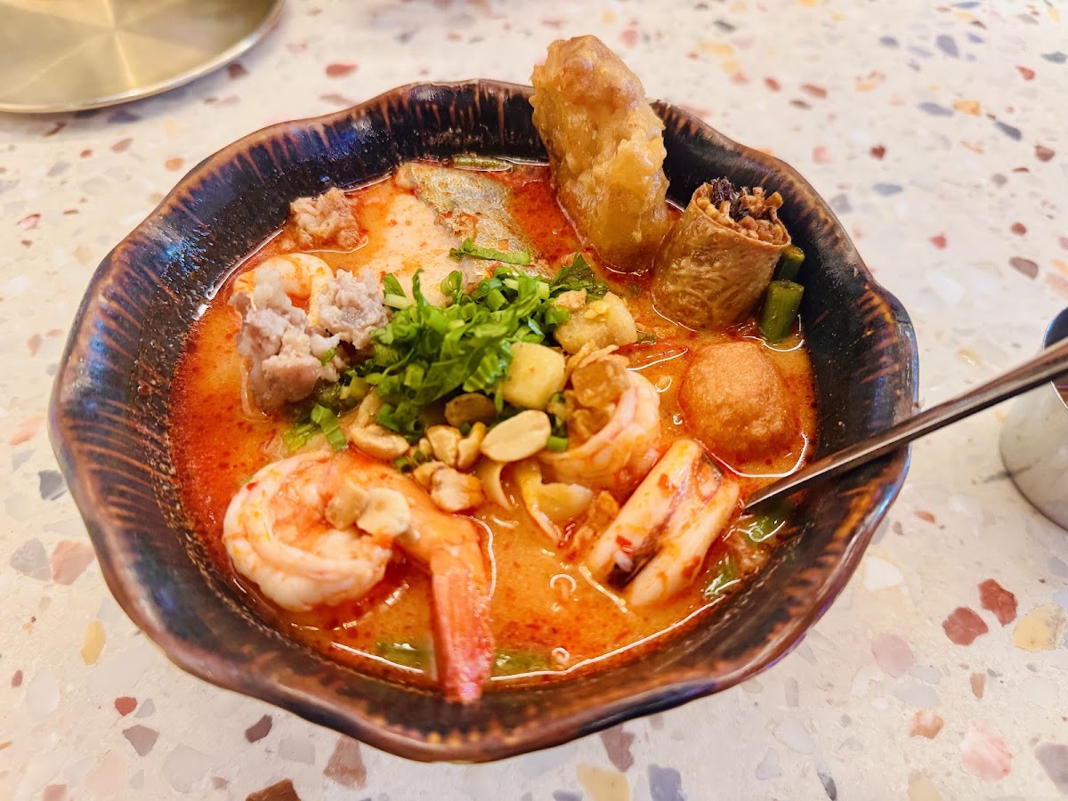 A steaming bowl of boat noodles
