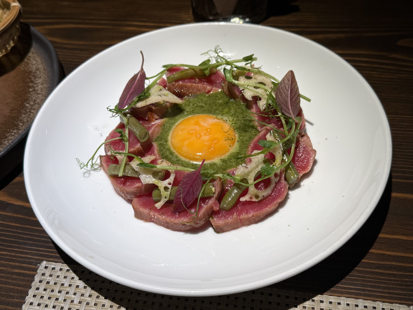 Carpaccio cá ngừ tái với lòng đỏ trứng và rau xanh