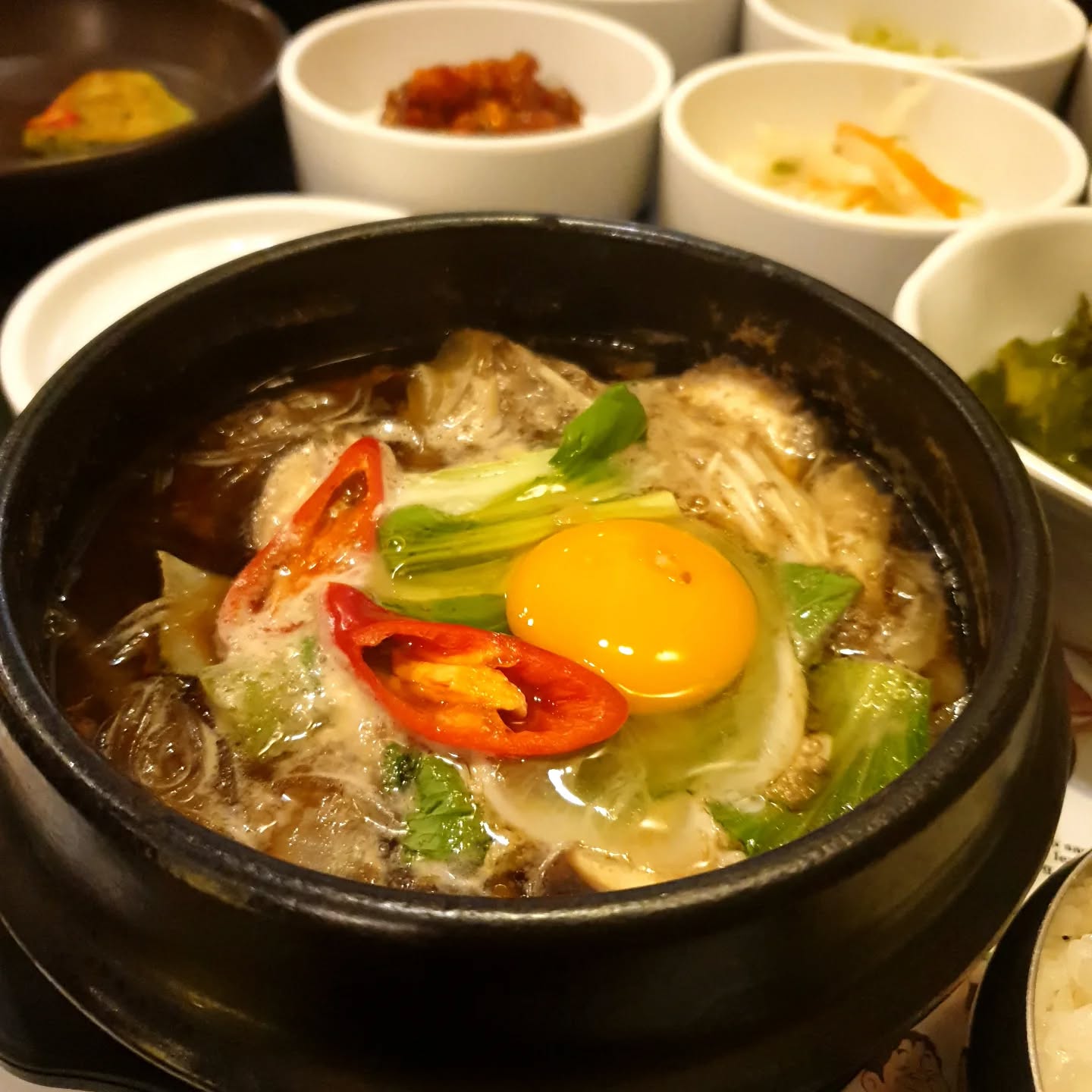 Canh hầm trong nồi đất với trứng và rau