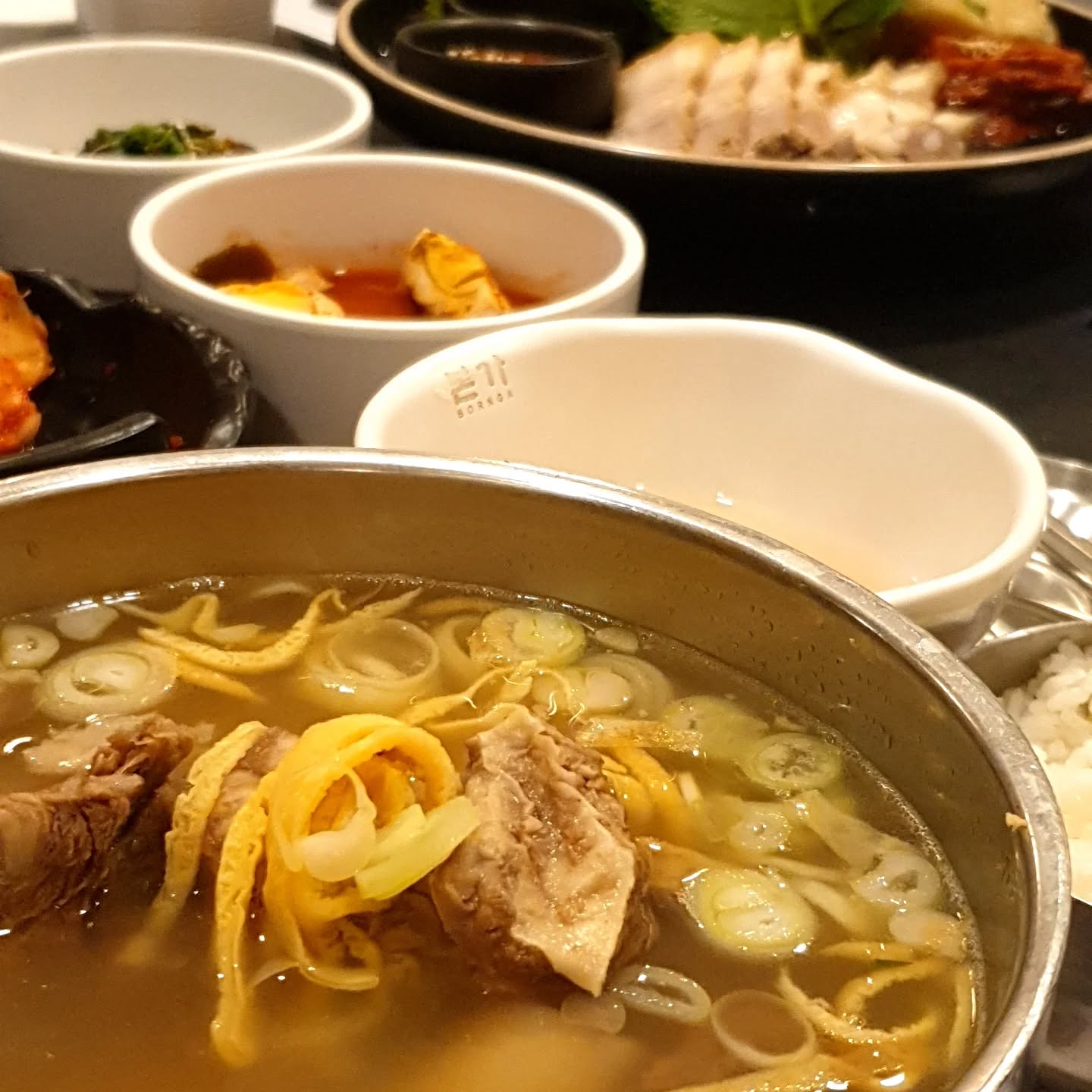 Canh sườn bò galbitang và thịt luộc cuốn rau