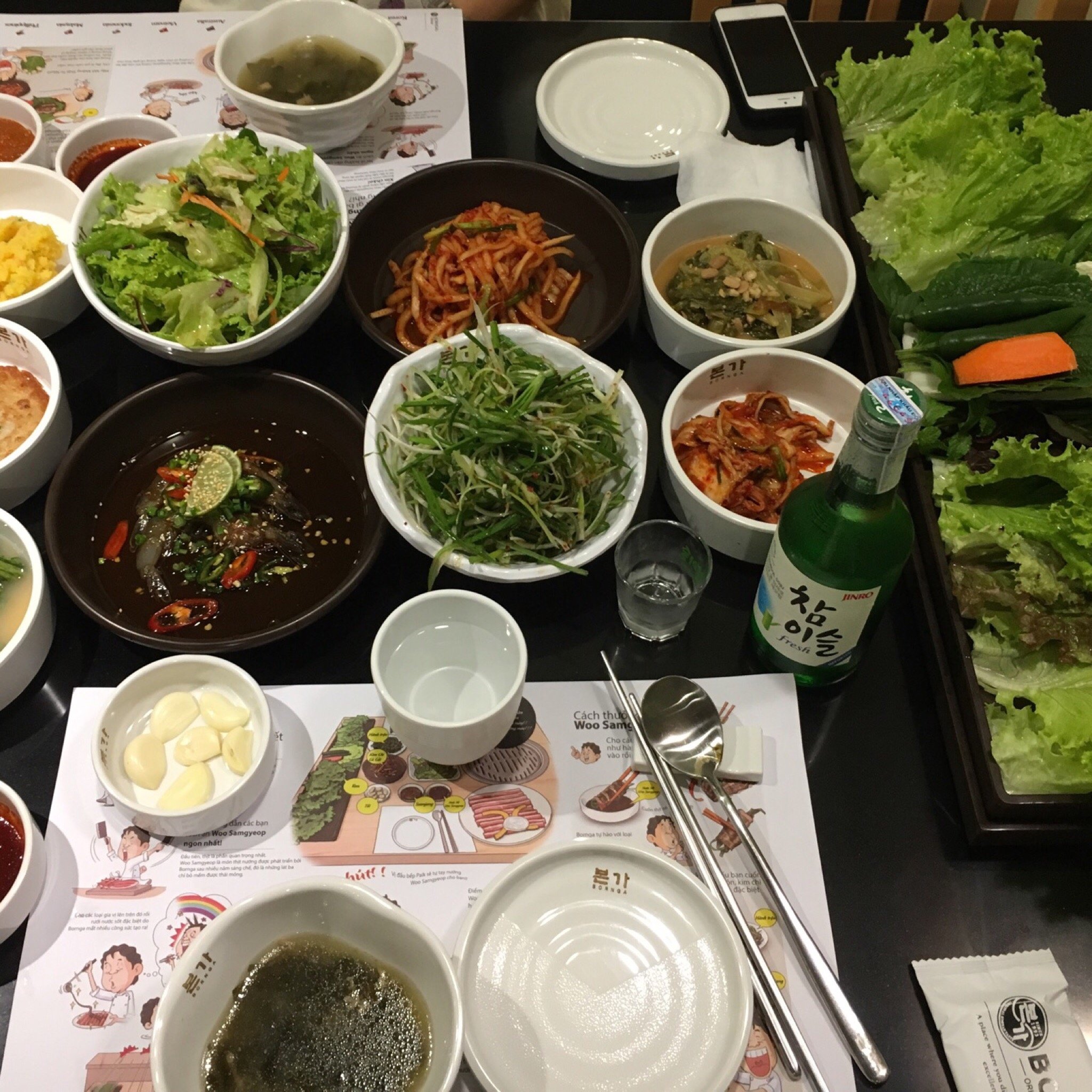 Bàn nướng Hàn đầy ắp: banchan, rau cuốn và soju
