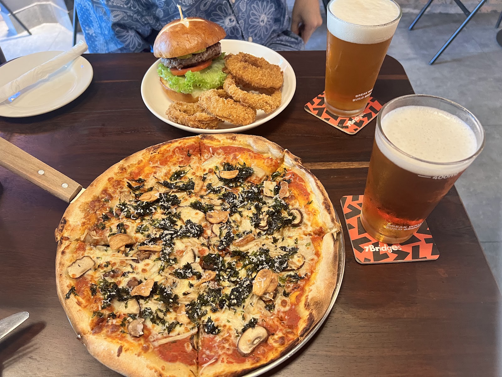Brick & Barrel 피자 — 쫄깃 바삭한 도우