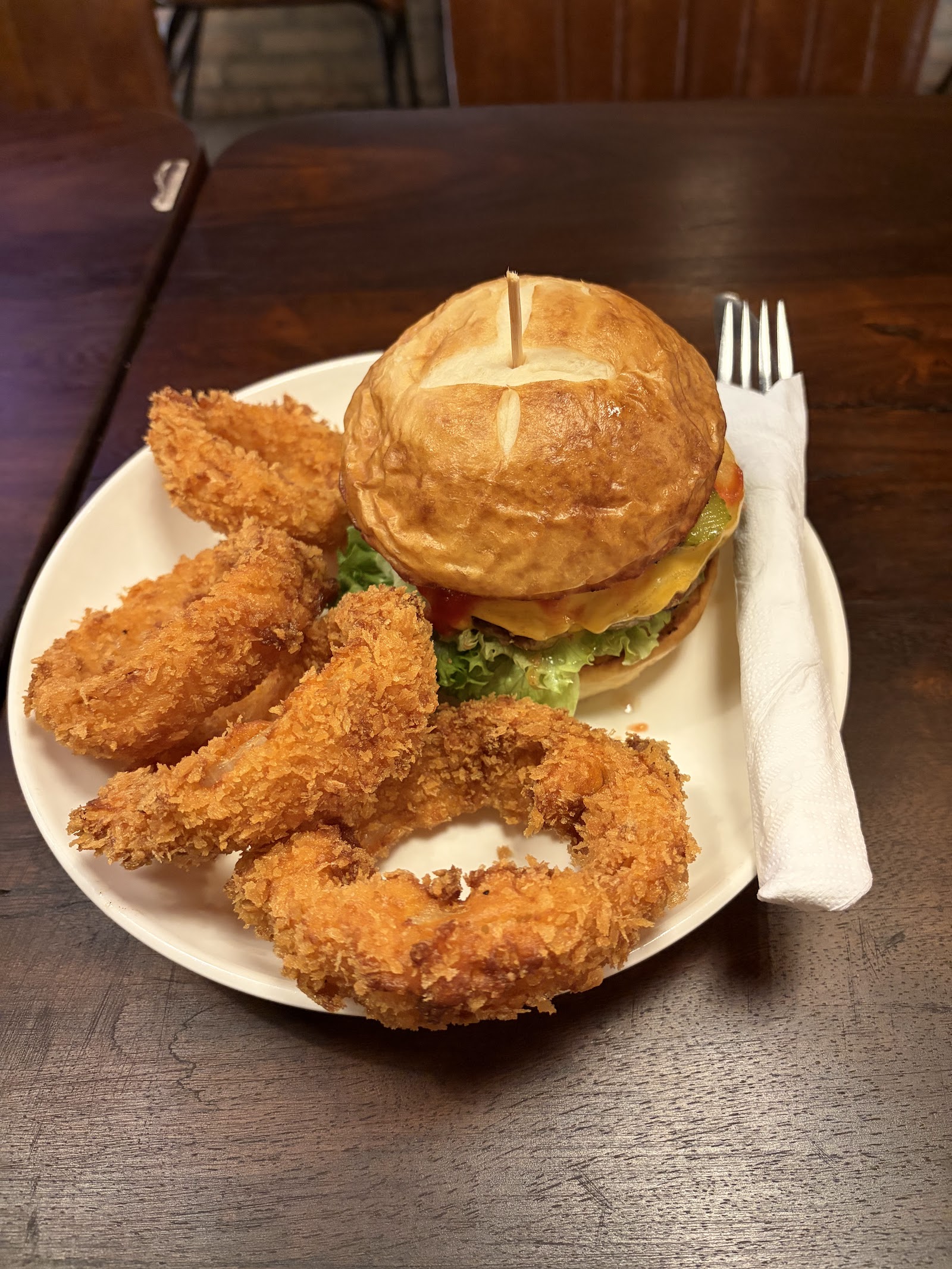 Pizza và burger Brick & Barrel