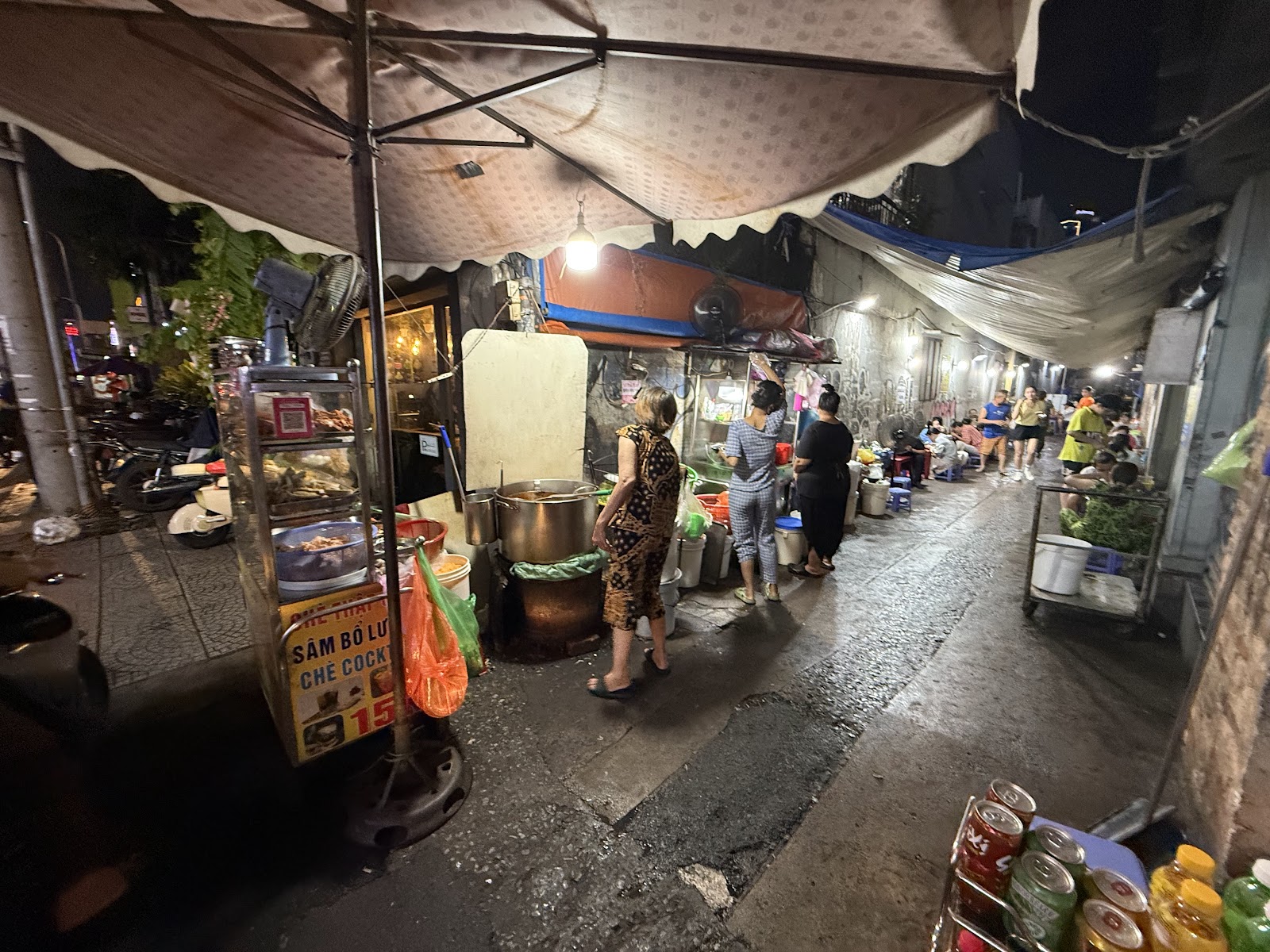 The 219 night-alley atmosphere (pending the venue photo pass)