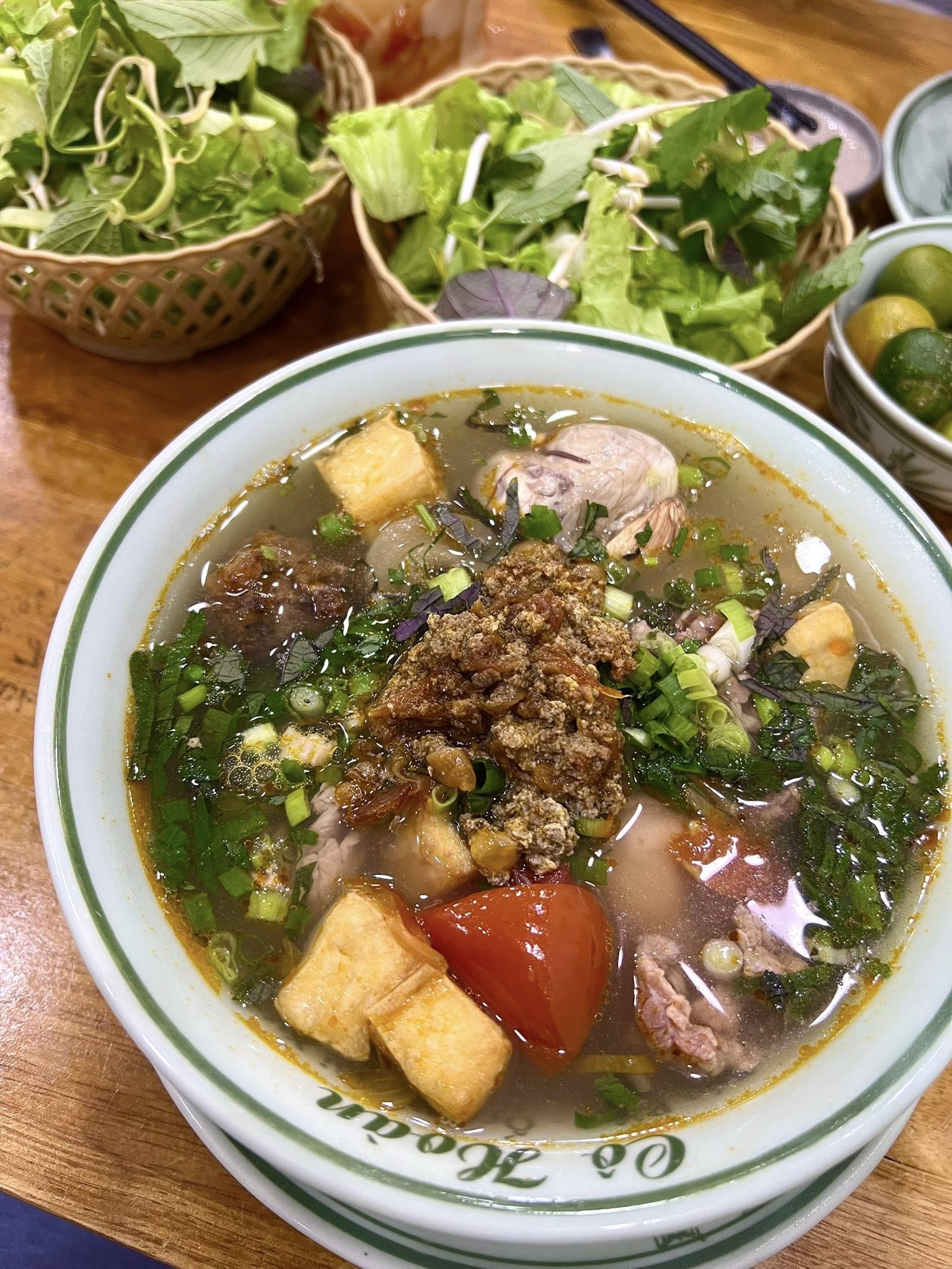 Tô bún riêu cua vị Bắc bốc khói (đang chờ đợt chụp ảnh)