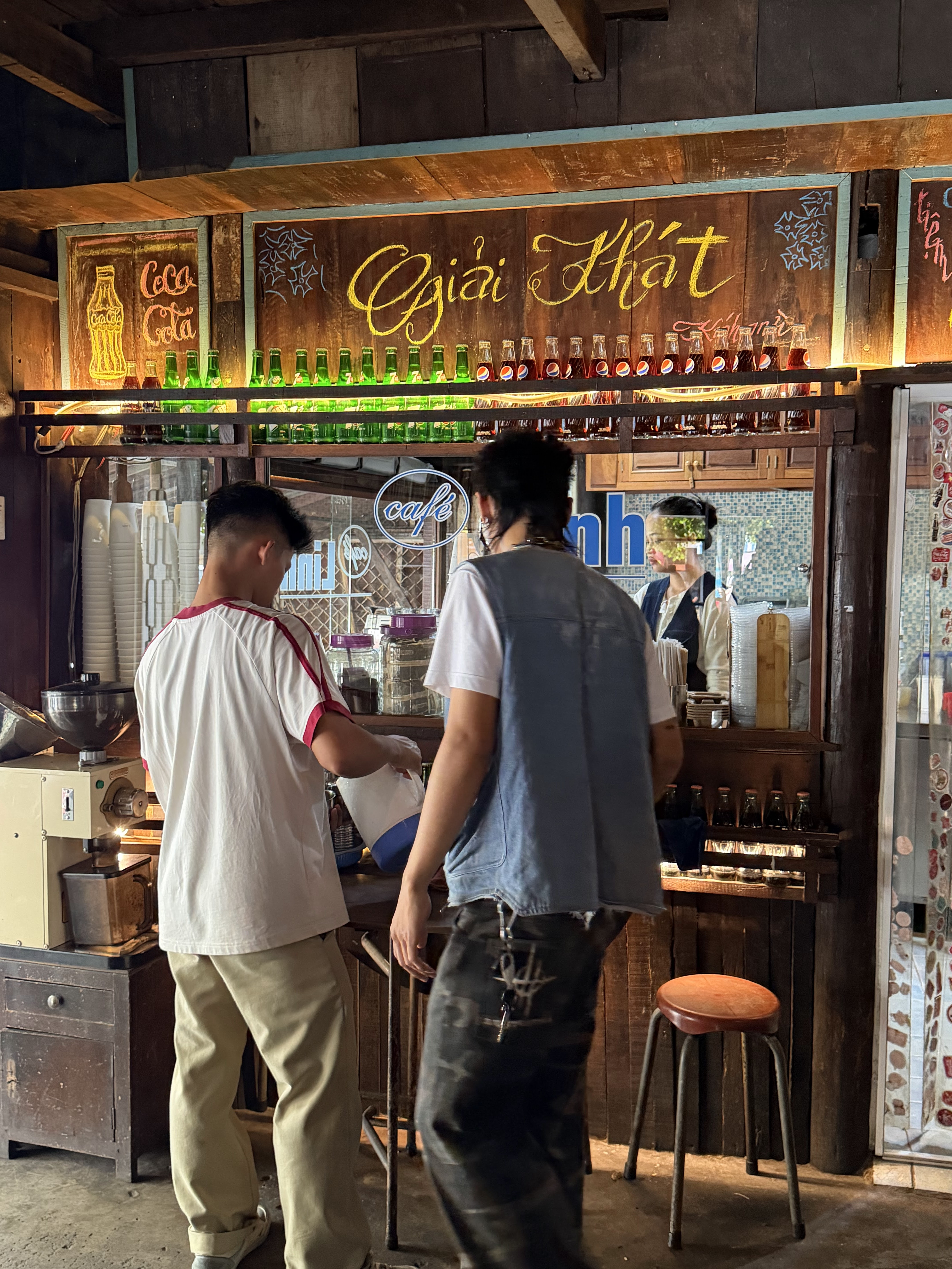 Quầy pha chế với biển Giải Khát và kệ chai