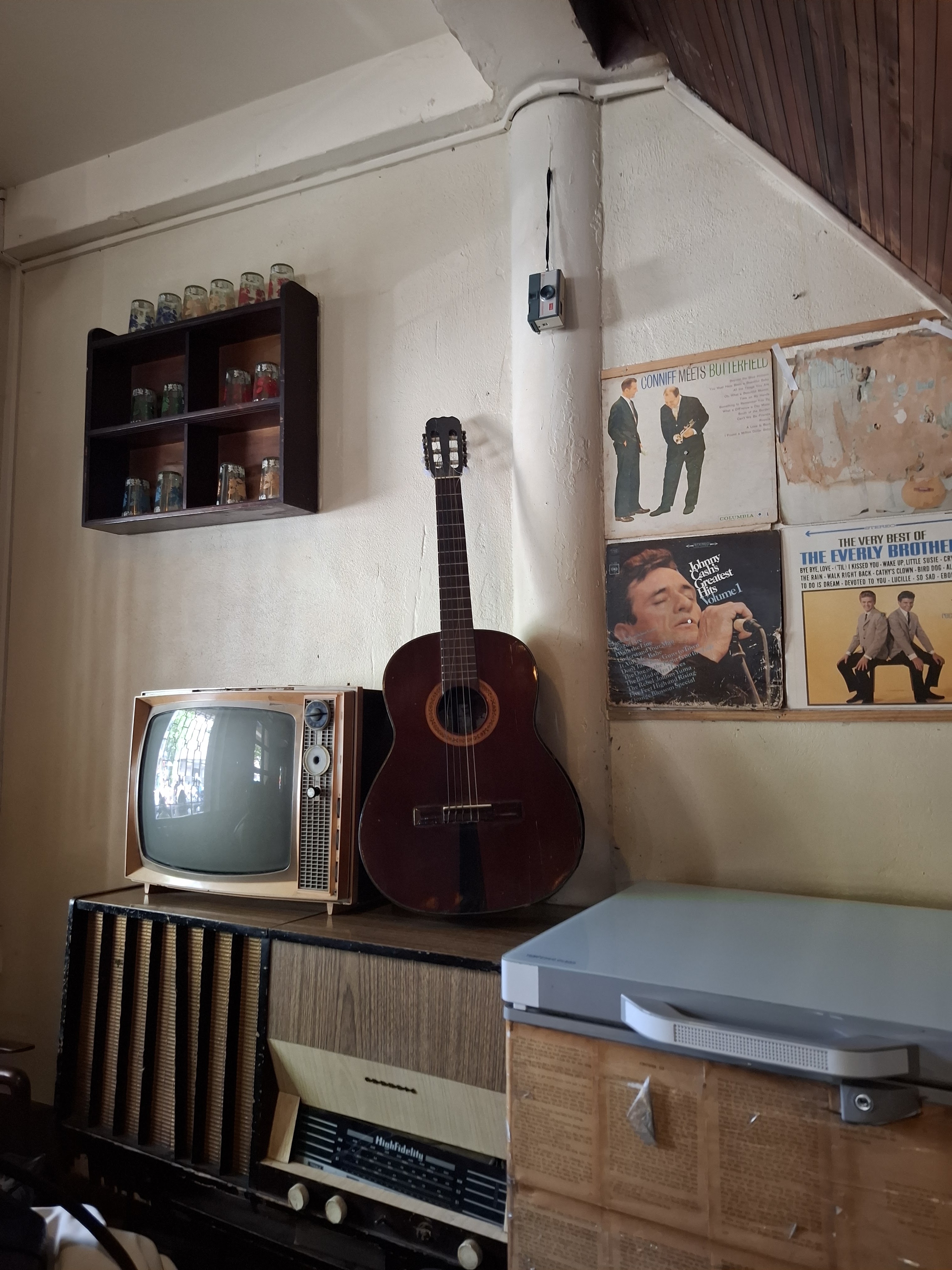 빈티지 구석: 기타, CRT TV, 바이닐 레코드