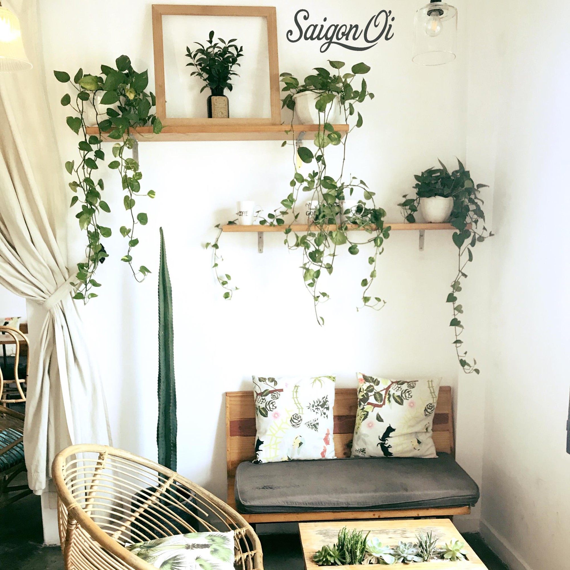 Góc quán với chữ viết tay Saigon Oi trên tường