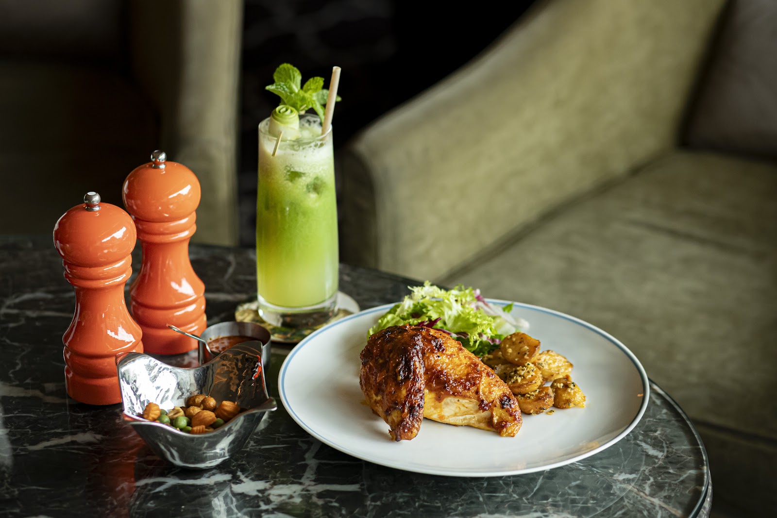 대리석 위 로스트 치킨 플레이트, 포테이토와 샐러드, 그린 민트 드링크와 오렌지 페퍼 밀