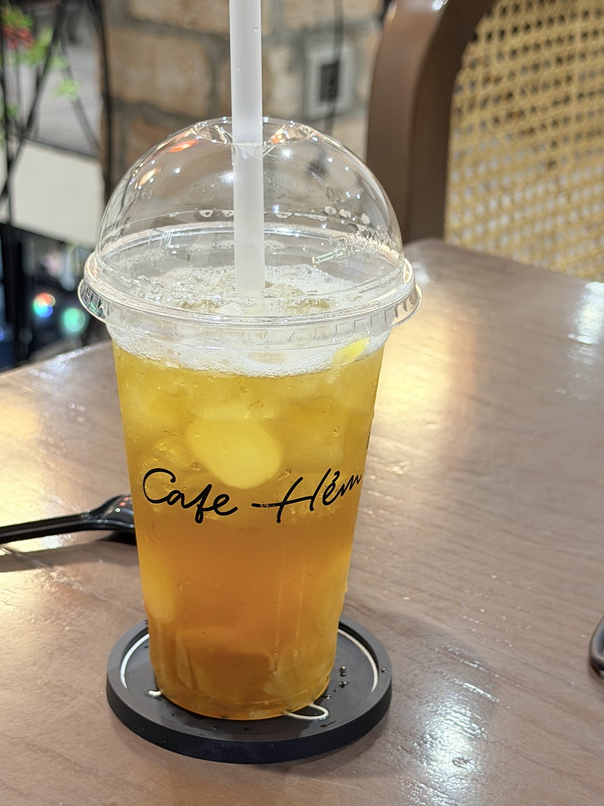 Cafe Hẻm 브랜드 컵에 담긴 아이스 과일차