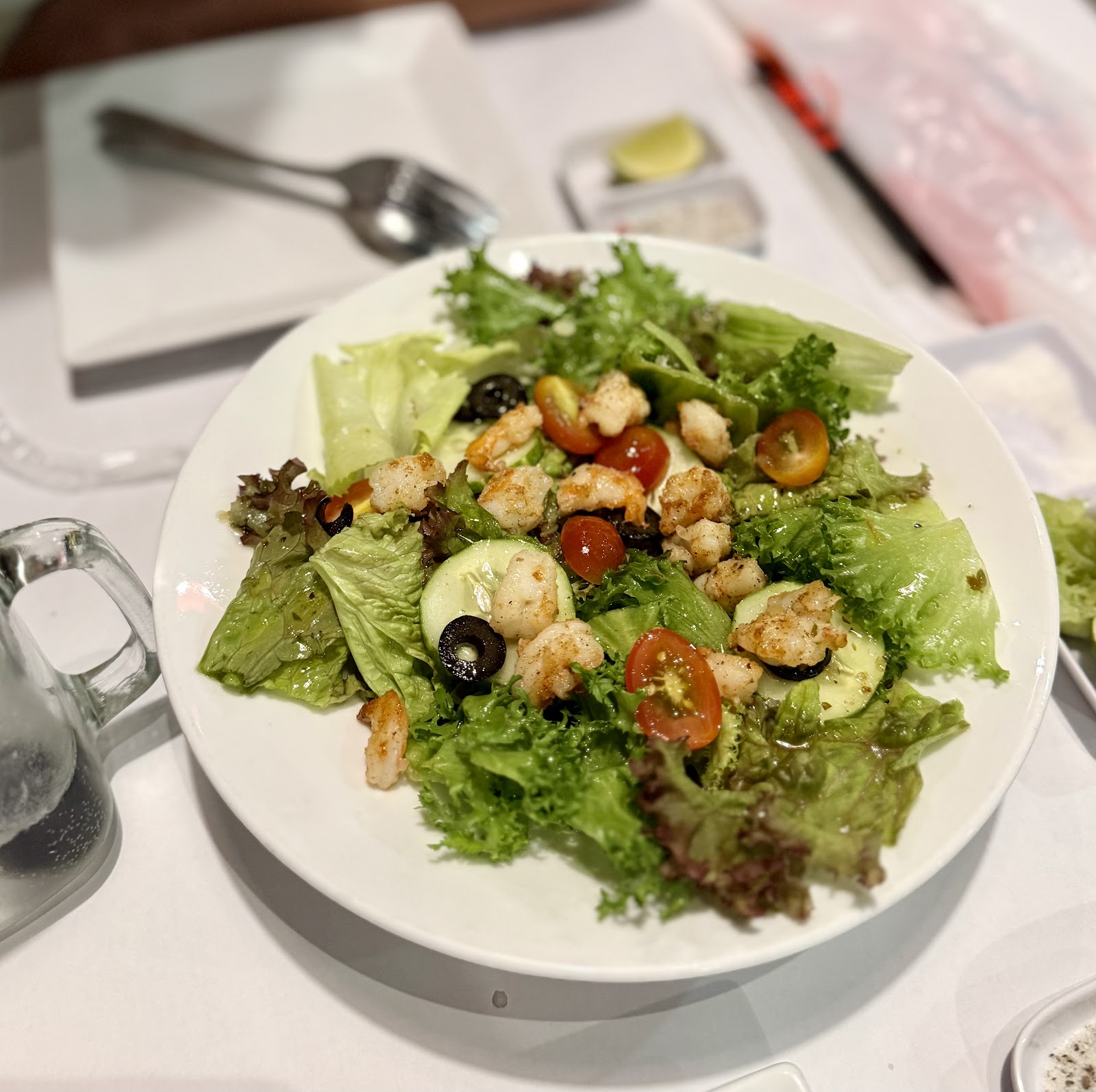 The Cajun Cua의 새우 샐러드