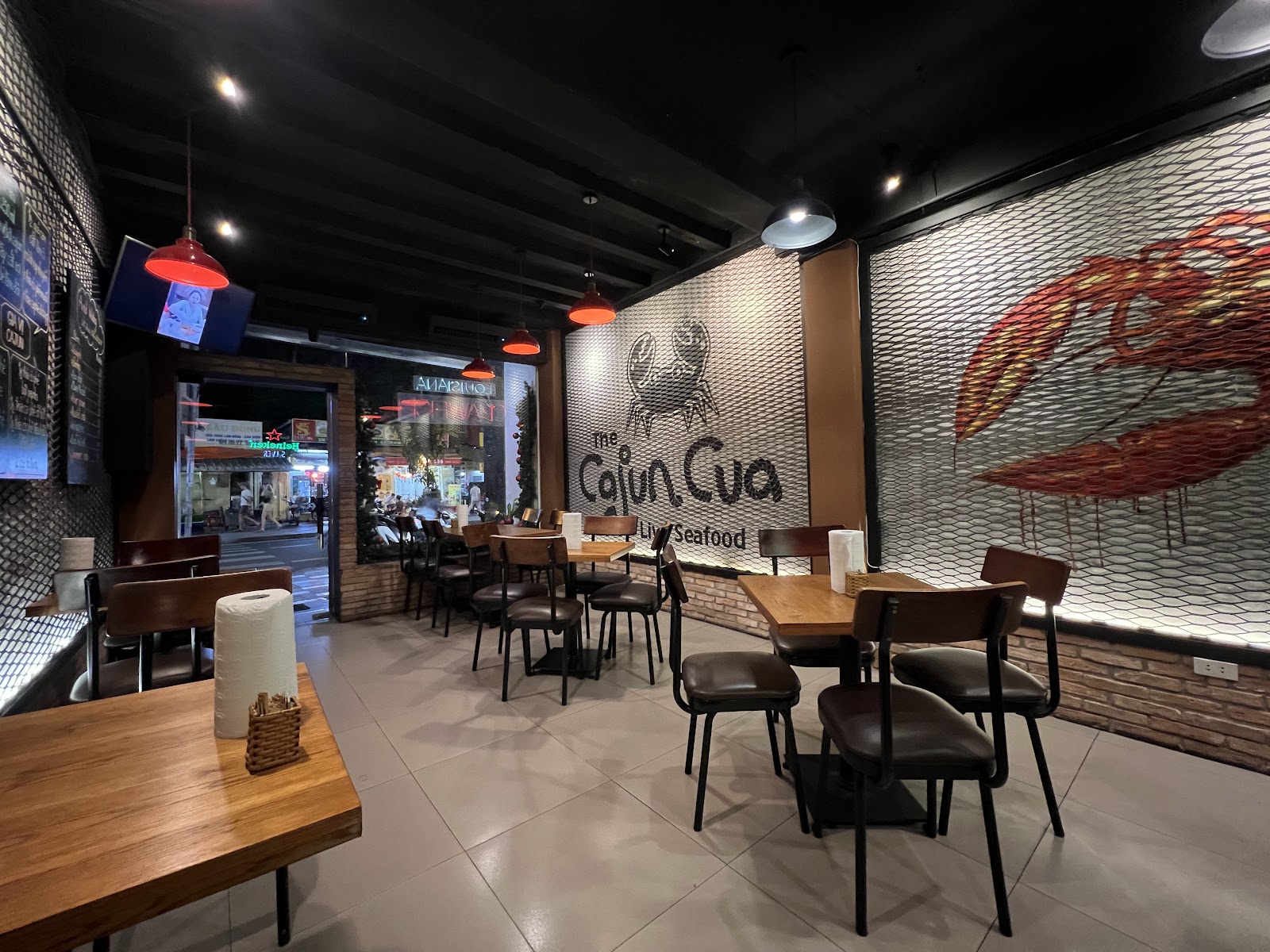 Không gian ăn uống bên trong The Cajun Cua