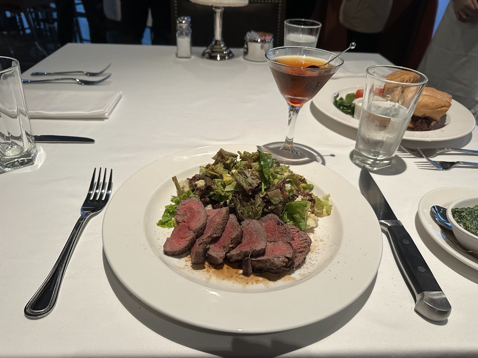 Thăn bò thái lát ăn kèm salad và cocktail