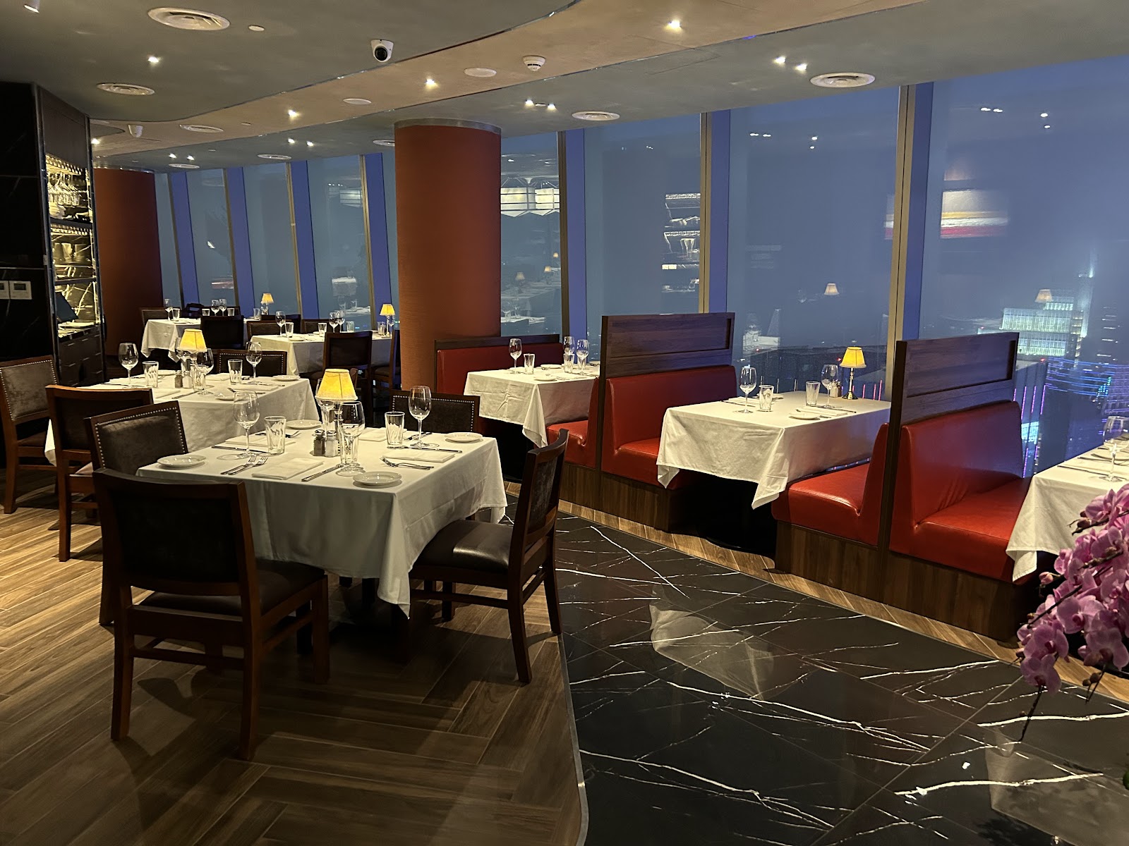 Phòng ăn The Capital Grille lúc chập tối, nhìn ra ánh đèn thành phố