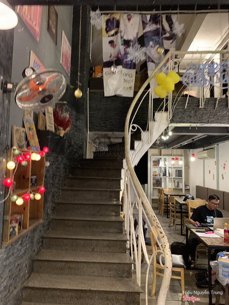 플레이 구역으로 향하는 철제 계단