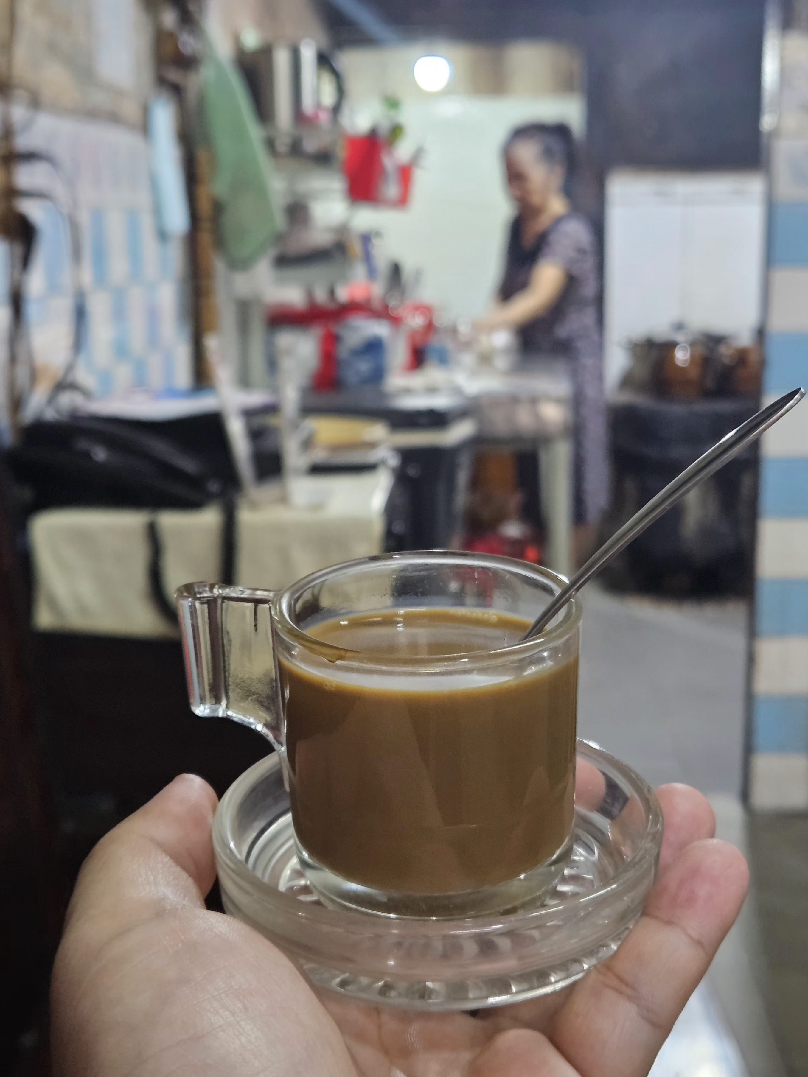 Cô chủ quán bên quầy bếp