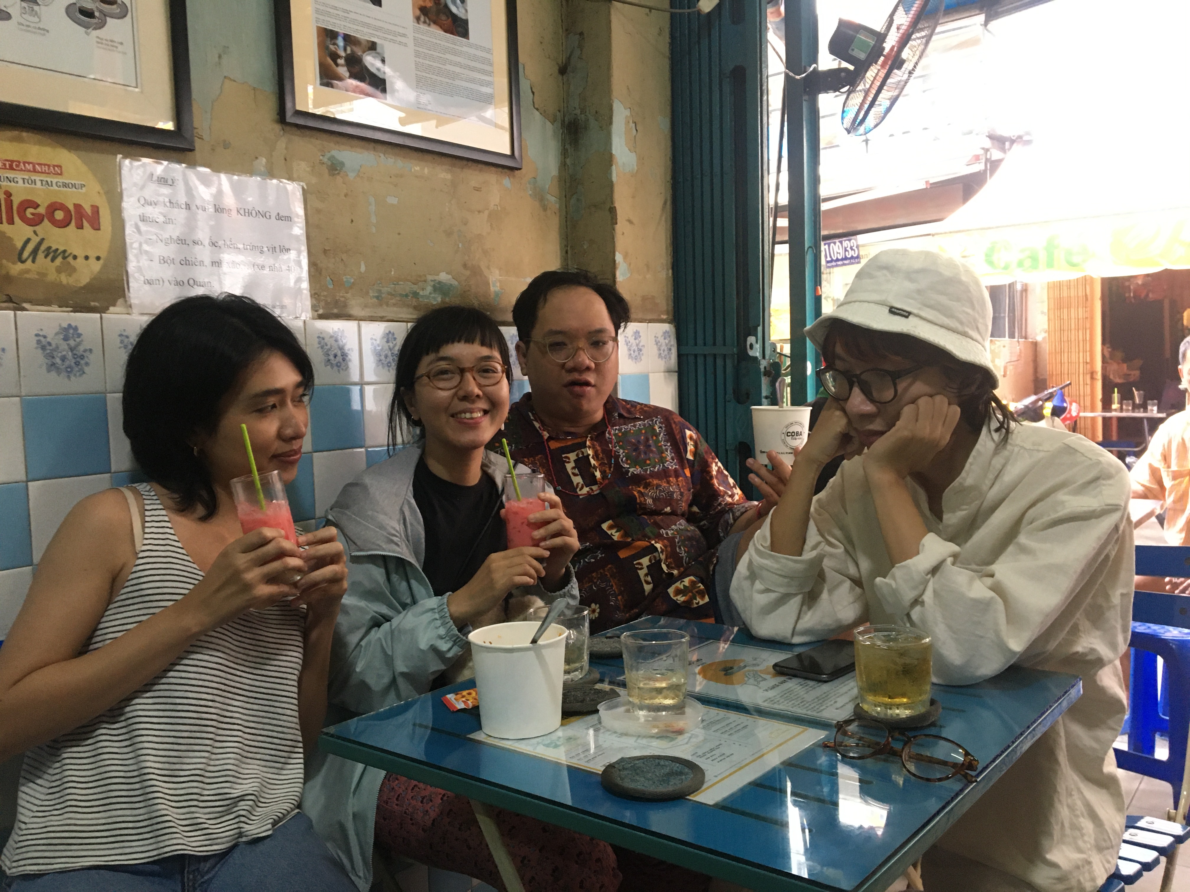 Khách ngồi uống cà phê trong quán
