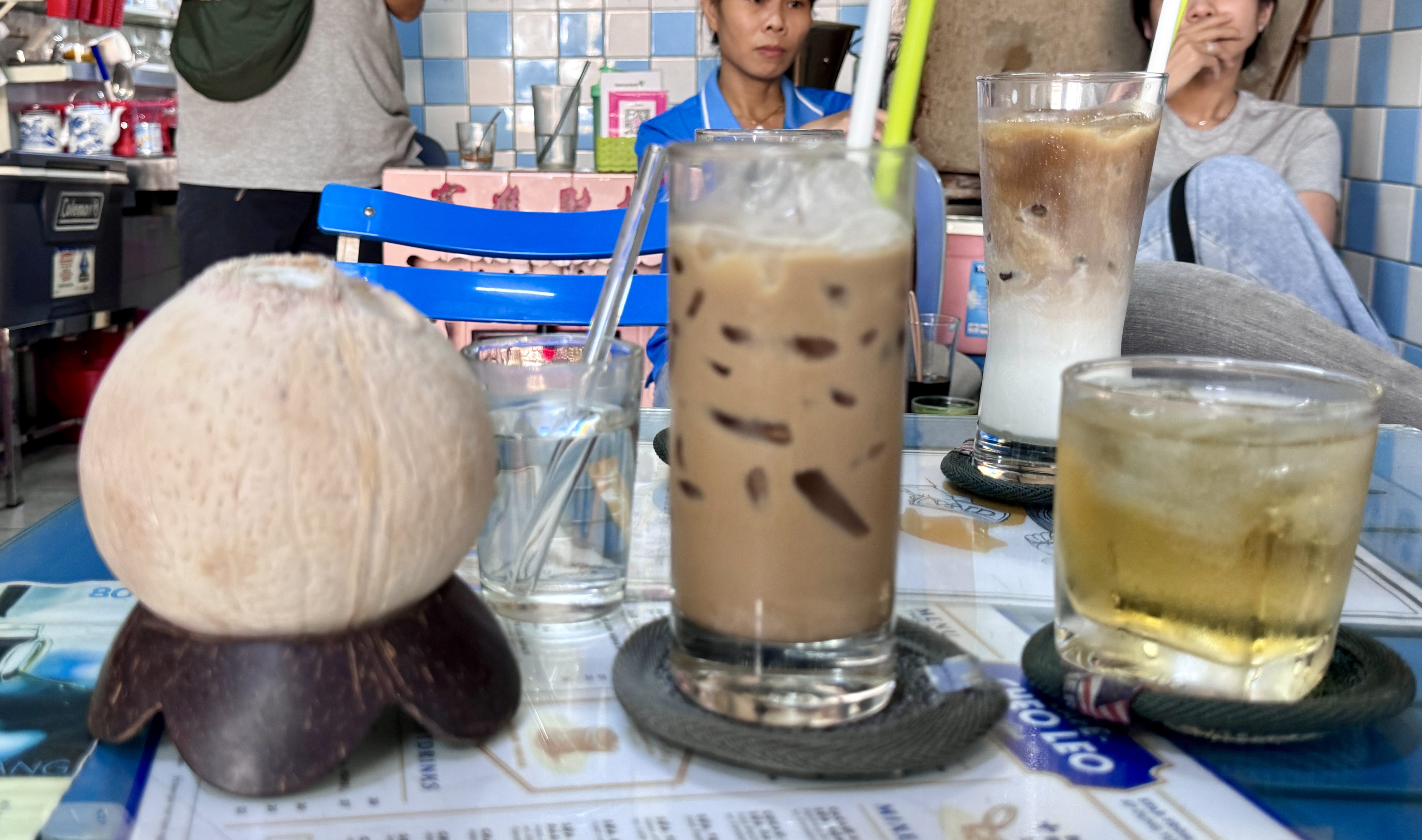 Bàn cà phê với nhiều thức uống
