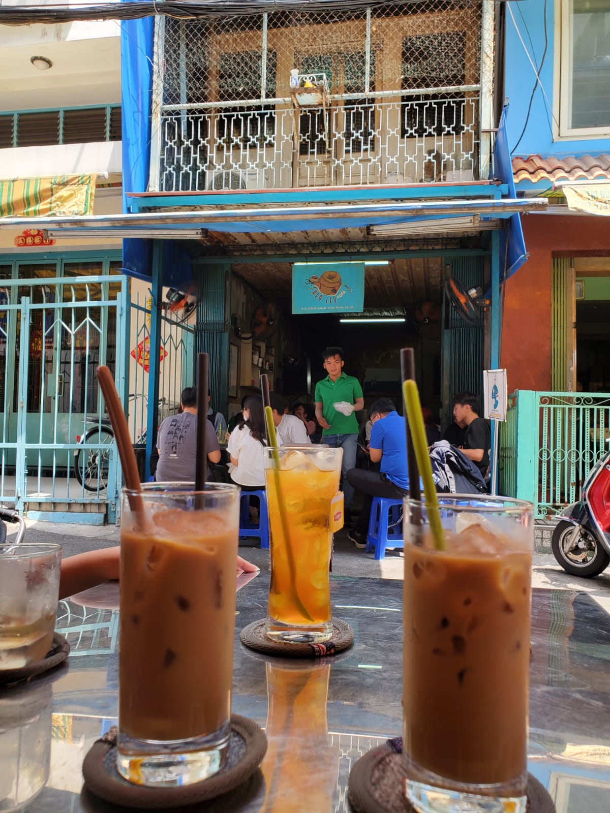 Mặt tiền xanh của Cheo Leo Cafe trong Hẻm 109