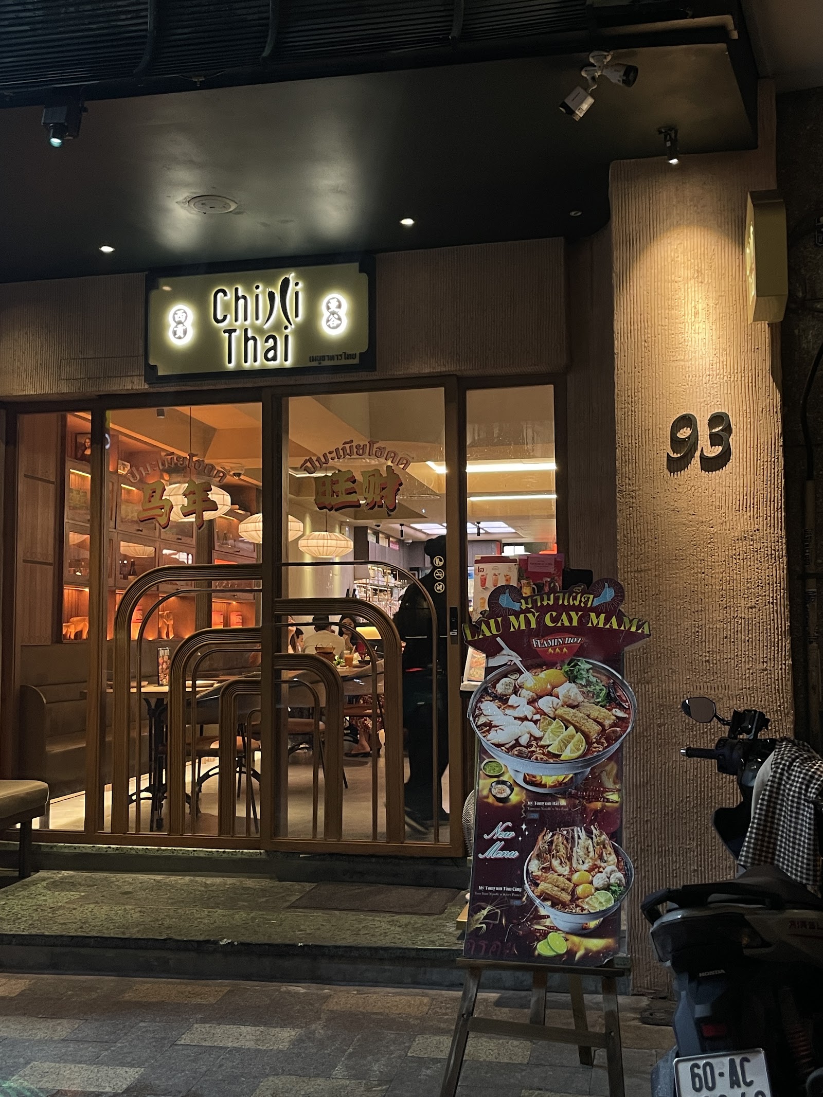 밤의 칠리 타이: 빛나는 'Chilli Thai' 간판과 93번
