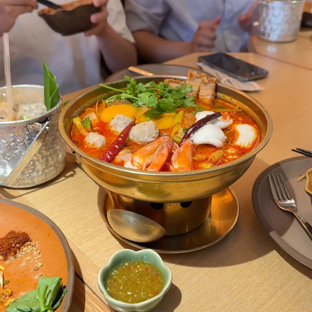 불 위 황동 냄비에 담긴 똠얌 핫팟